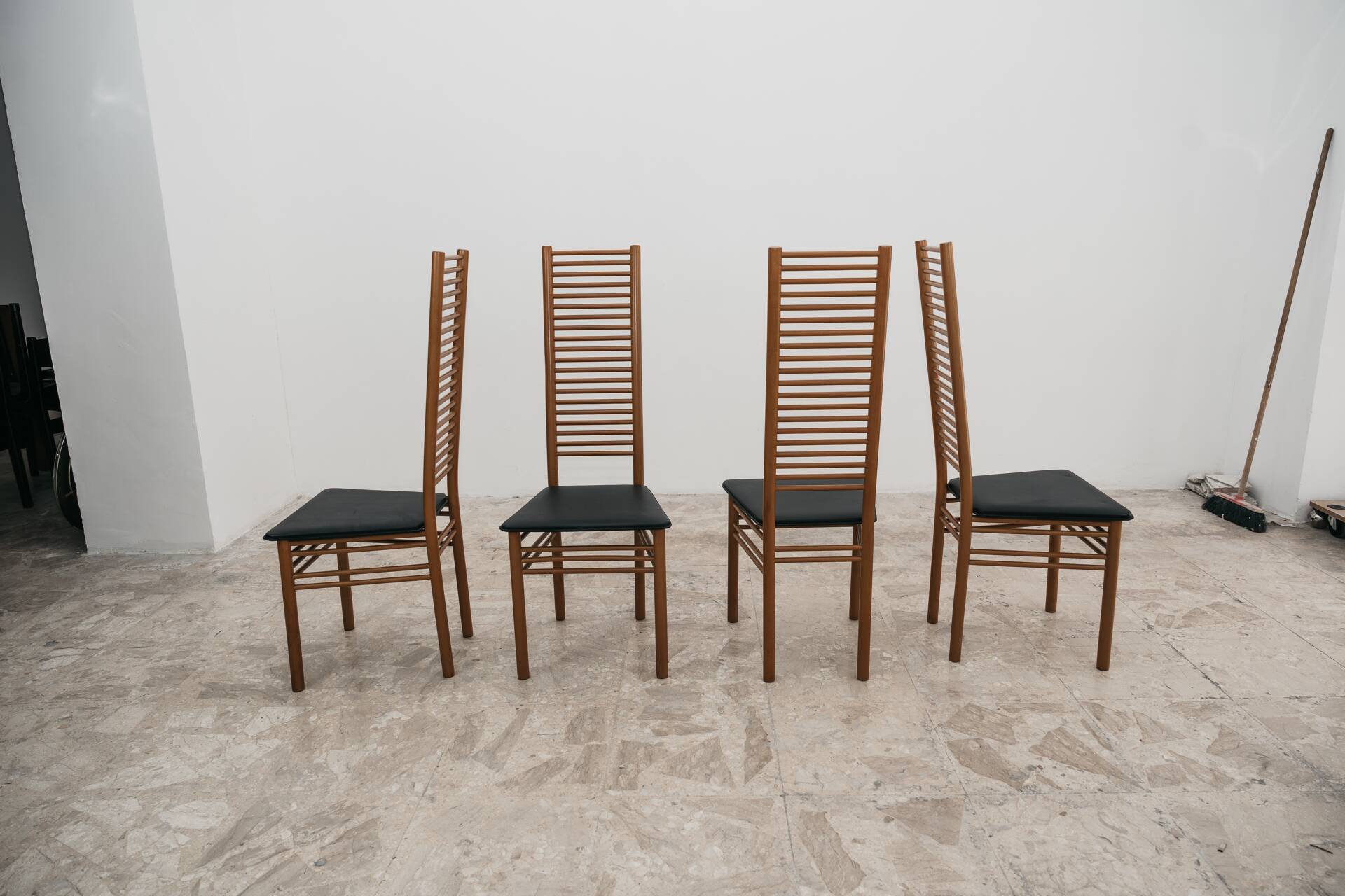 Set Da Pranzo Composto Da 4 Sedie Con Schienale A Scaletta Design 70’s