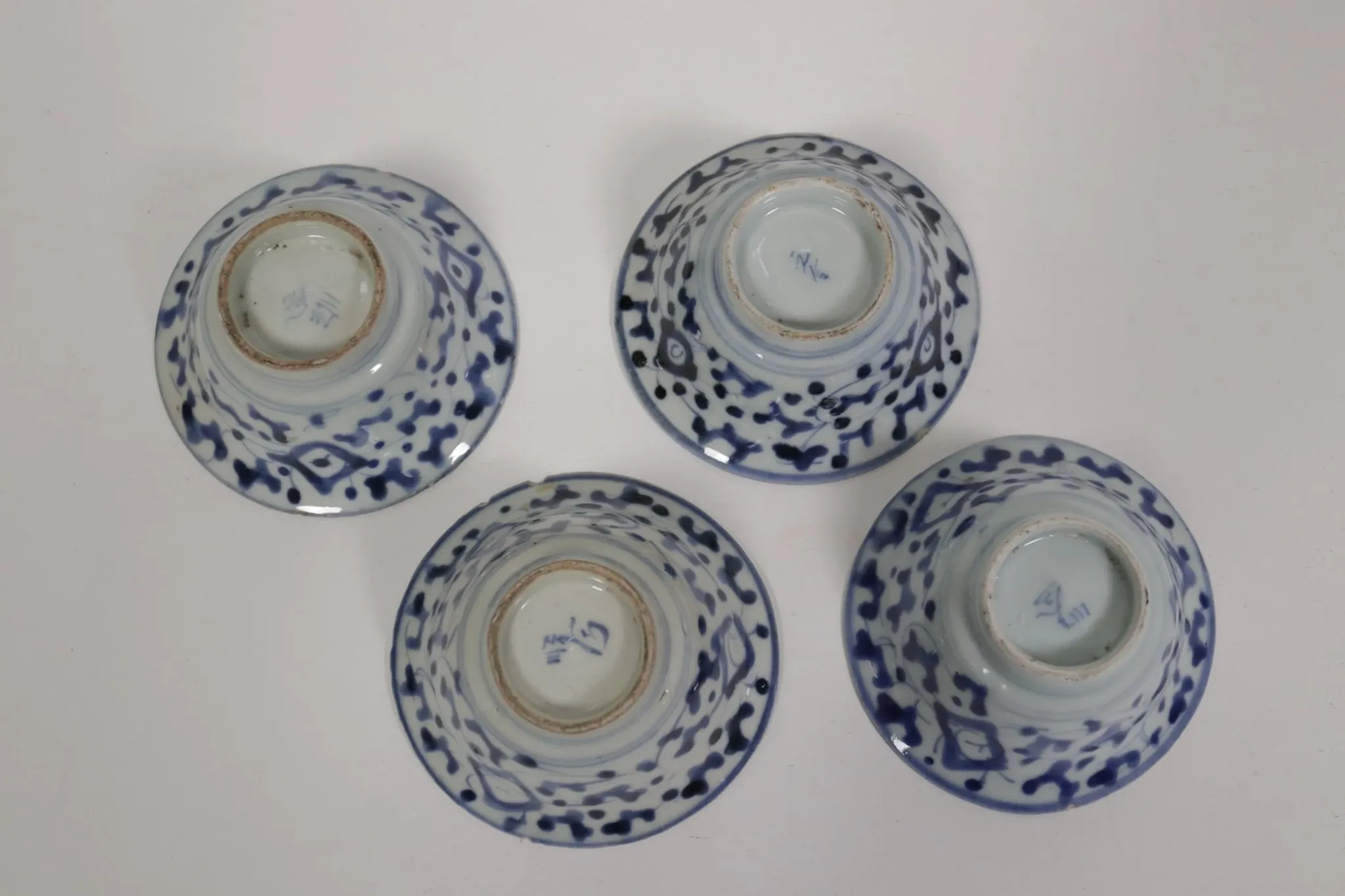 Set of 4 Chinese blue and white bowls with lotus scrolls – 19th century