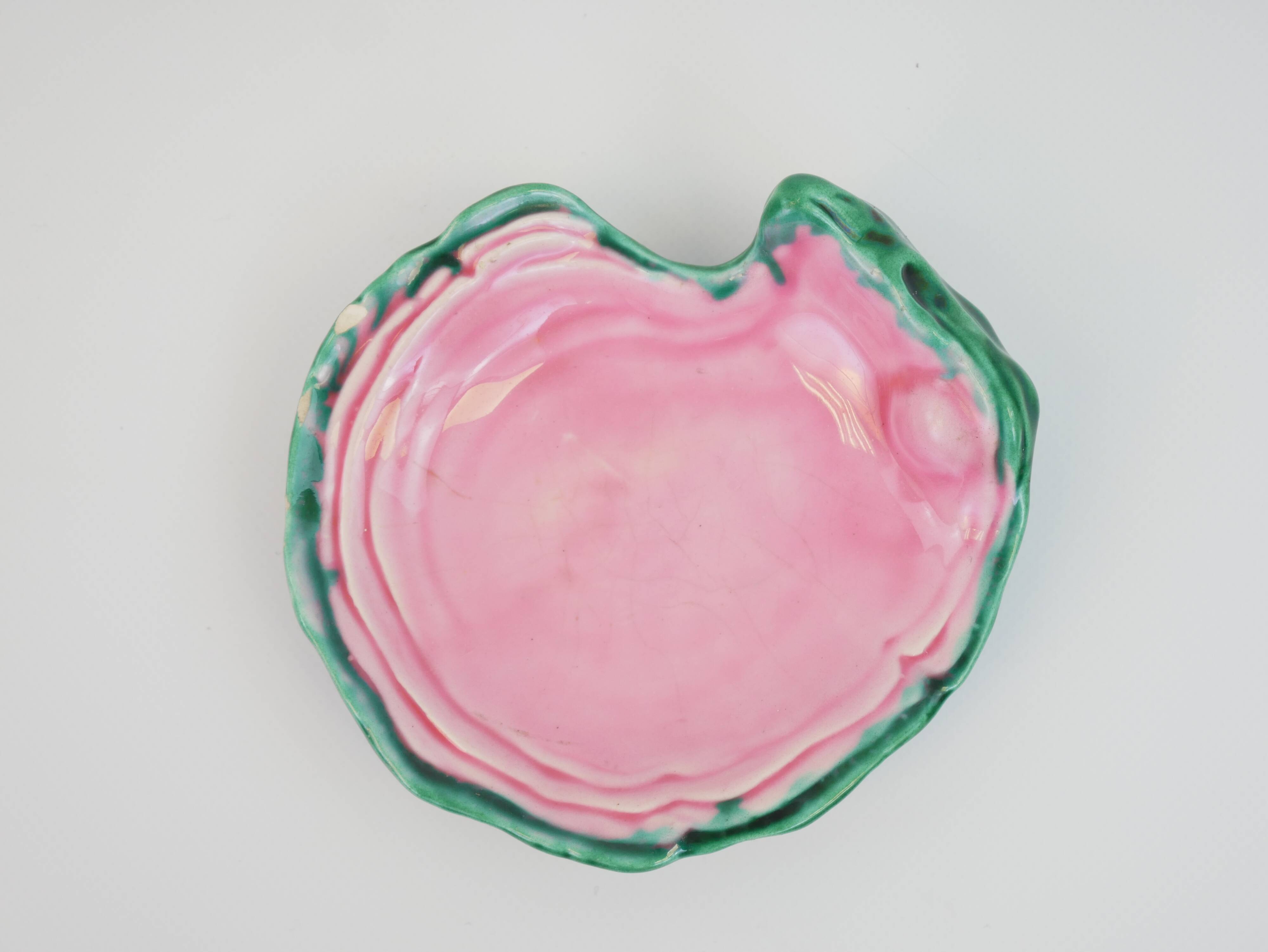 Vide Poche coquillage en céramique vert et rose signé A.Ferlay Vallauris Circa 1960