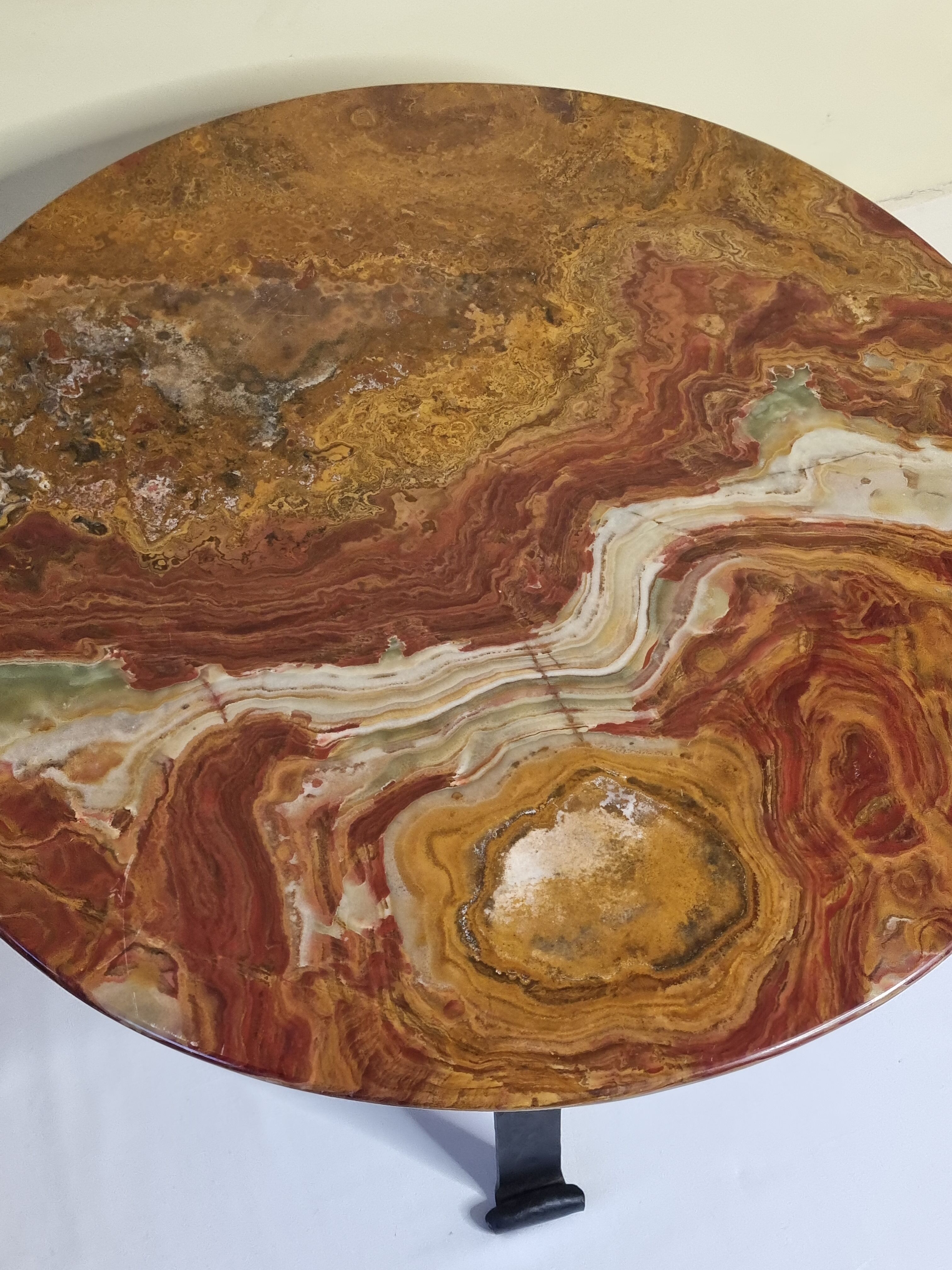 Table basse en marbre et fer forgé martelé, 61 cm