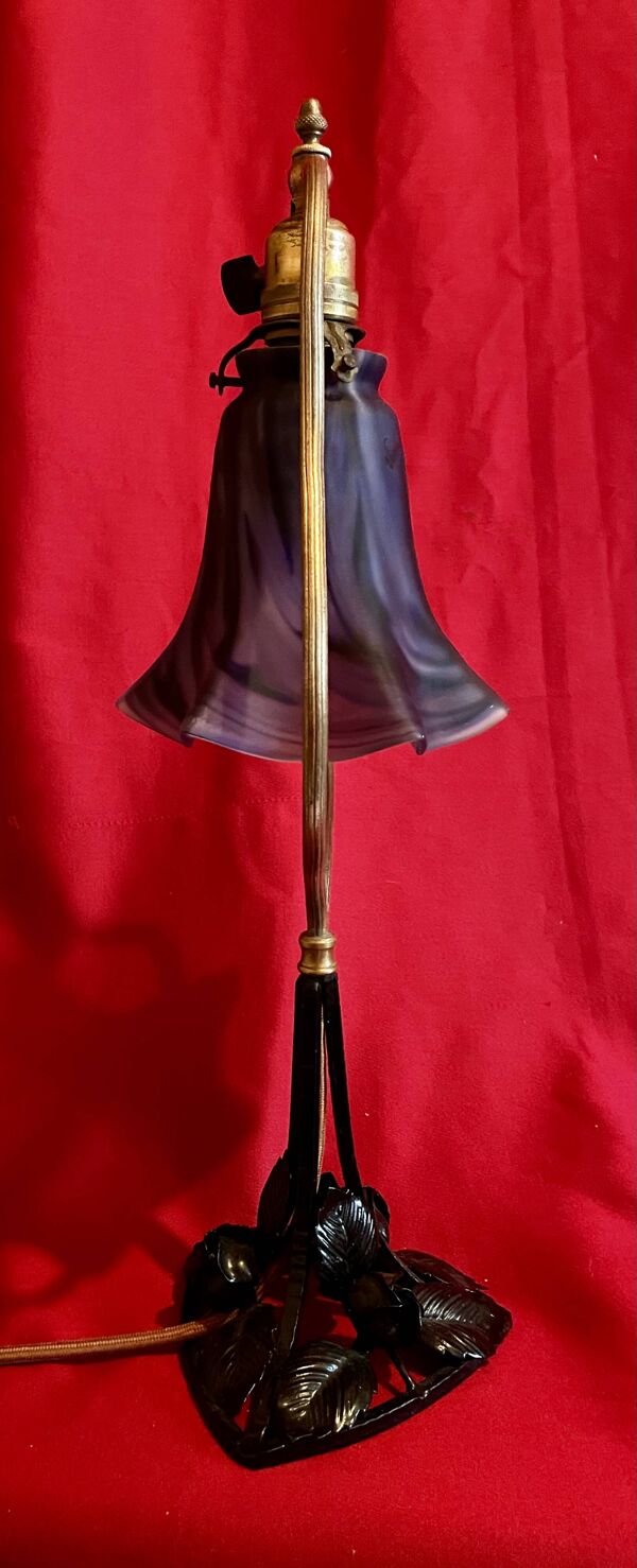 Lampe Art Déco, en fer forgé et laiton, Abat-jour ''Vianne'', année 1930