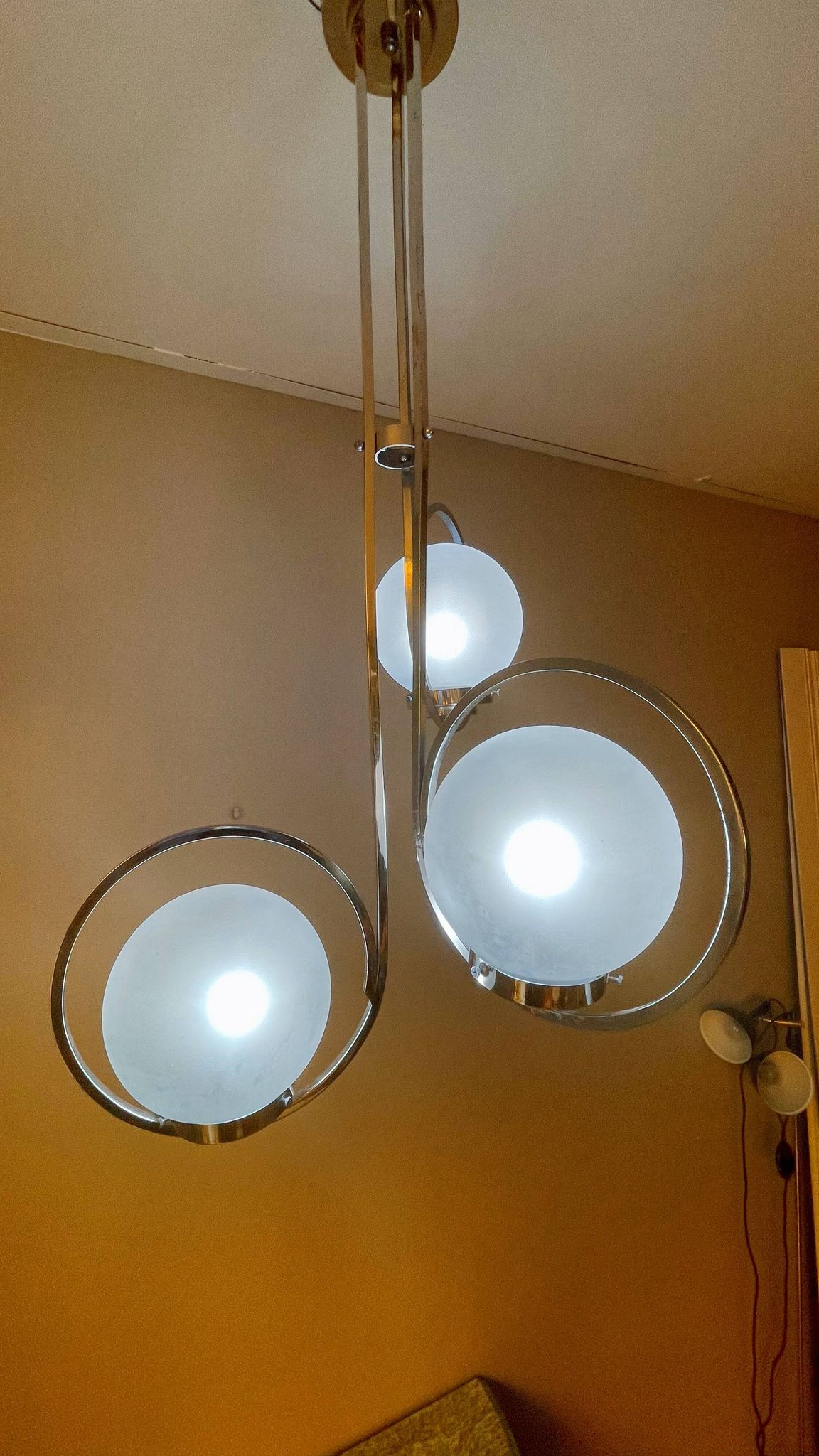 Lampe art déco en argent avec trois abat-jours en forme de sphère