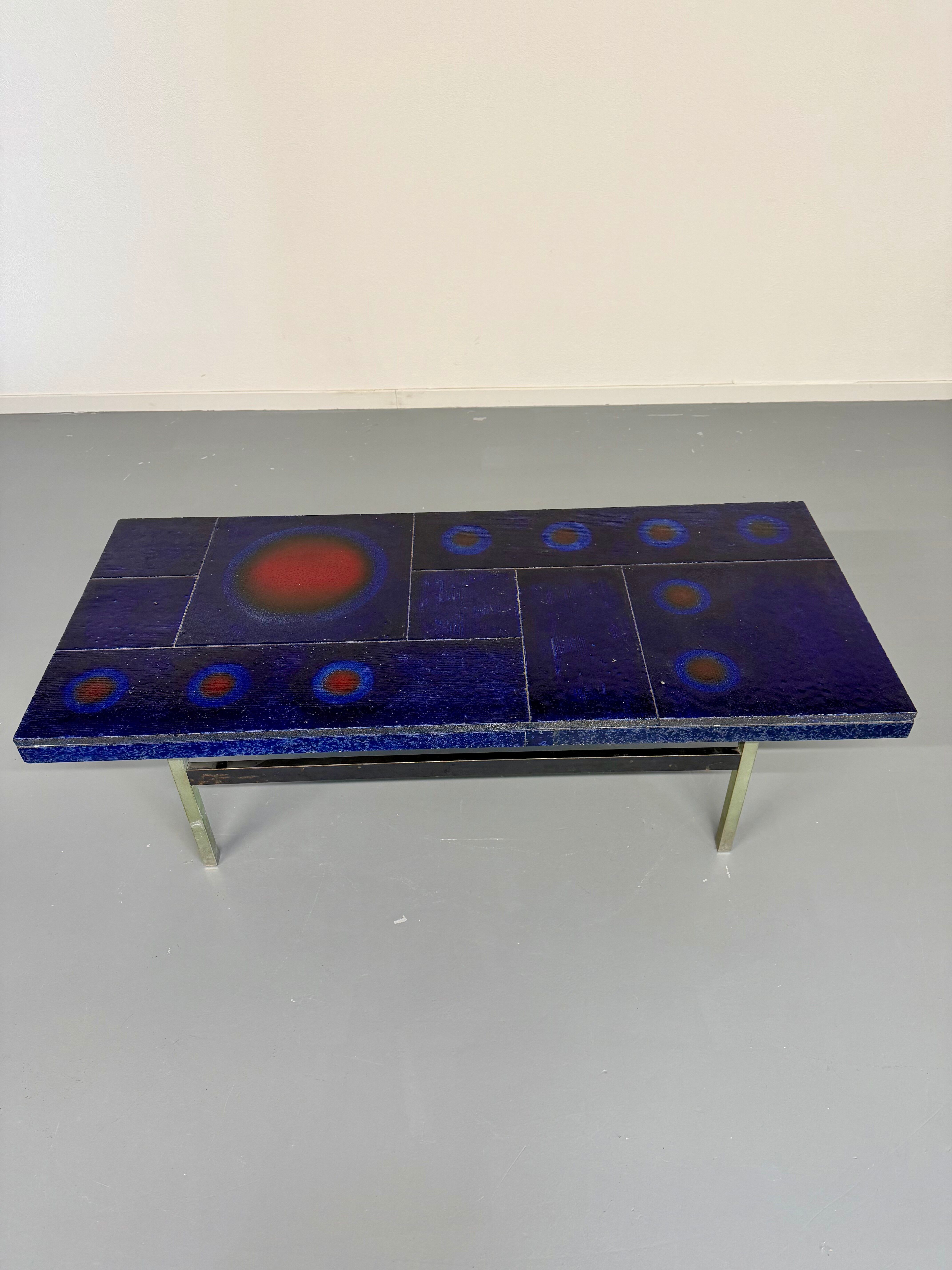 Table basse en céramique émaillée bleue design année 70