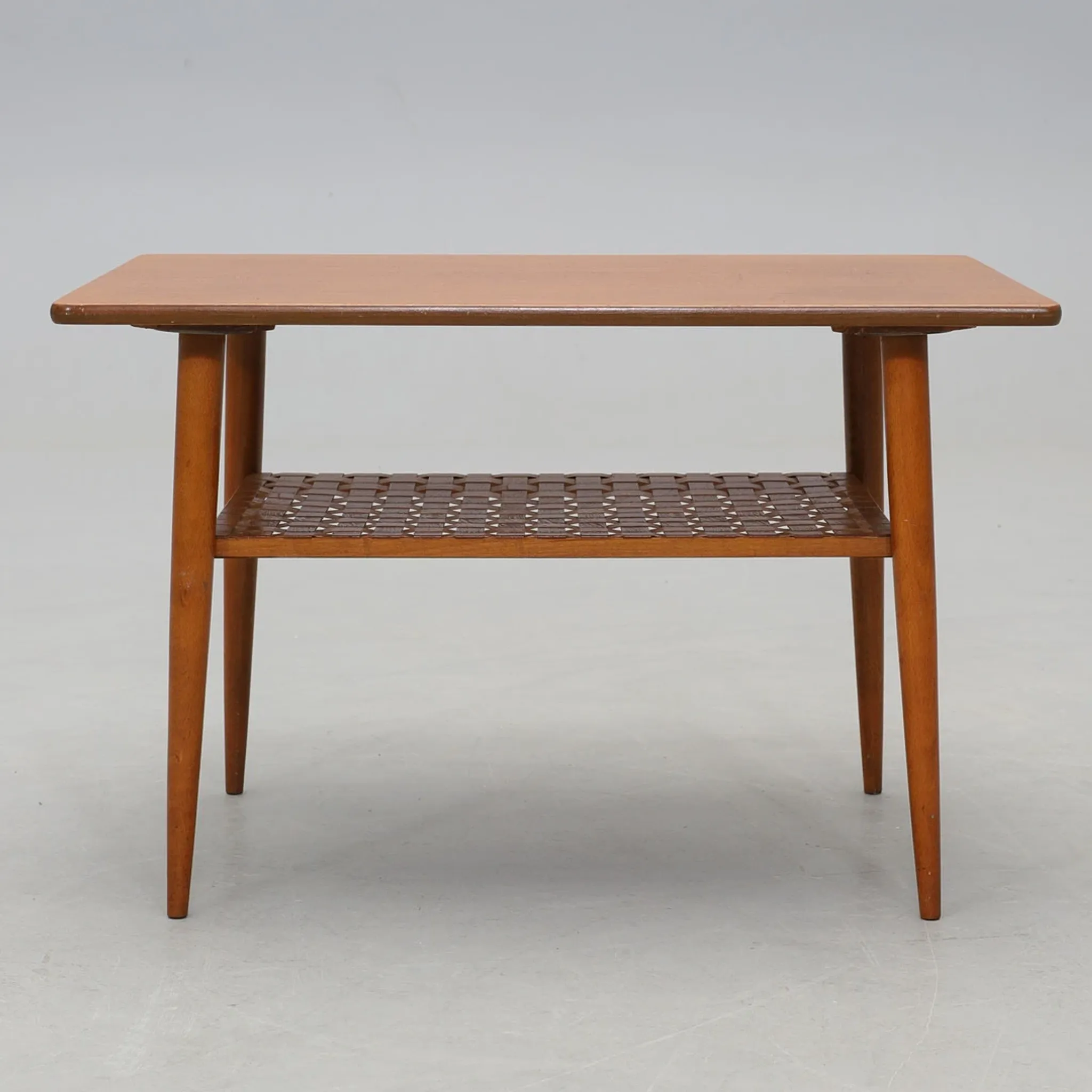 Table basse vintage scandinave en teck avec étagère tressée - années 60