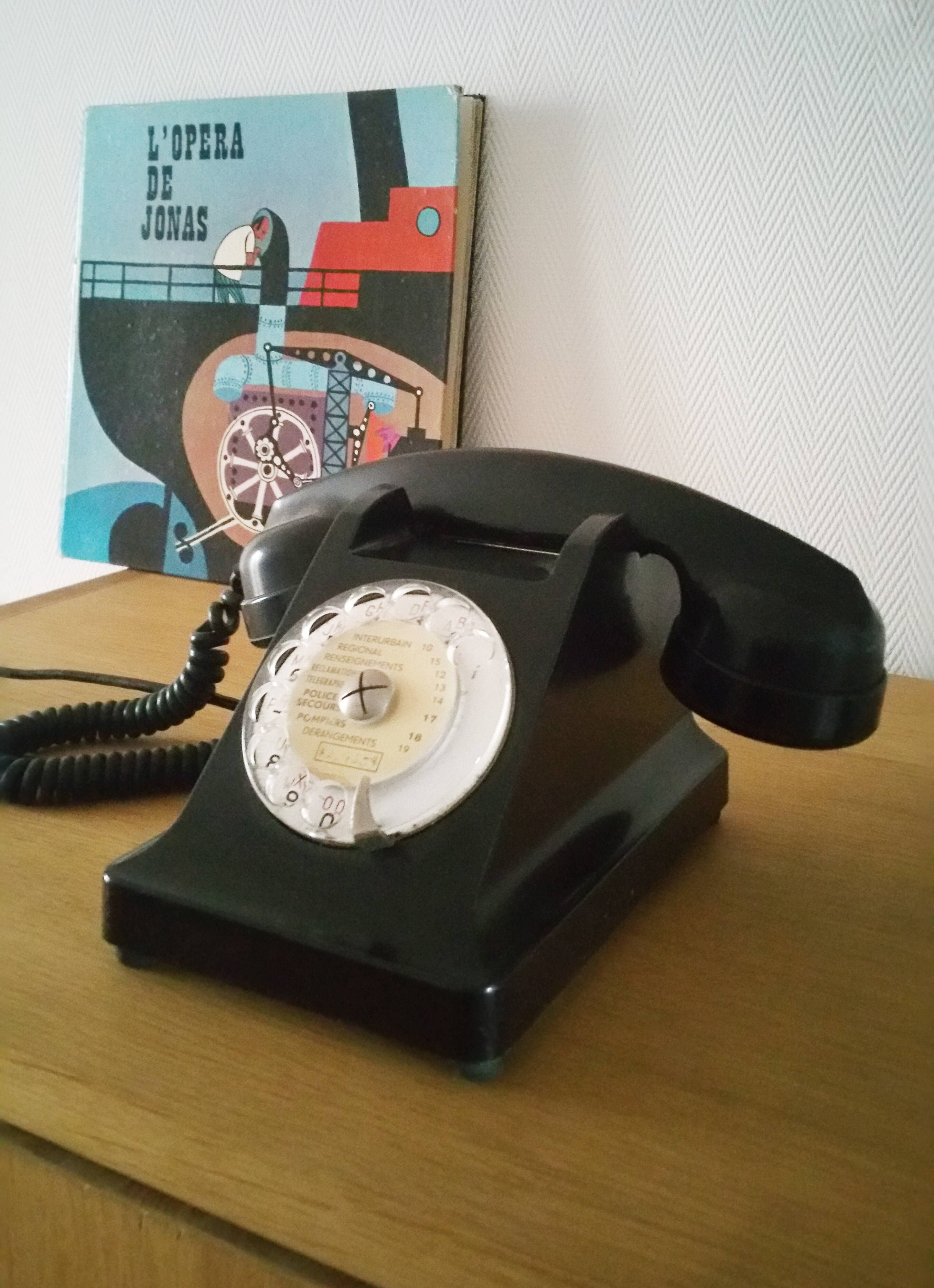 Black retro bakelite telephone 40