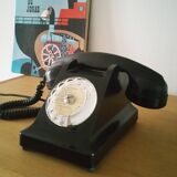 Black retro bakelite telephone 40