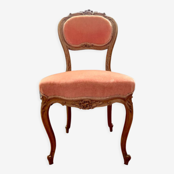 Chaise de boudoir de style Louis XV en bois mouluré et velours rose ancien