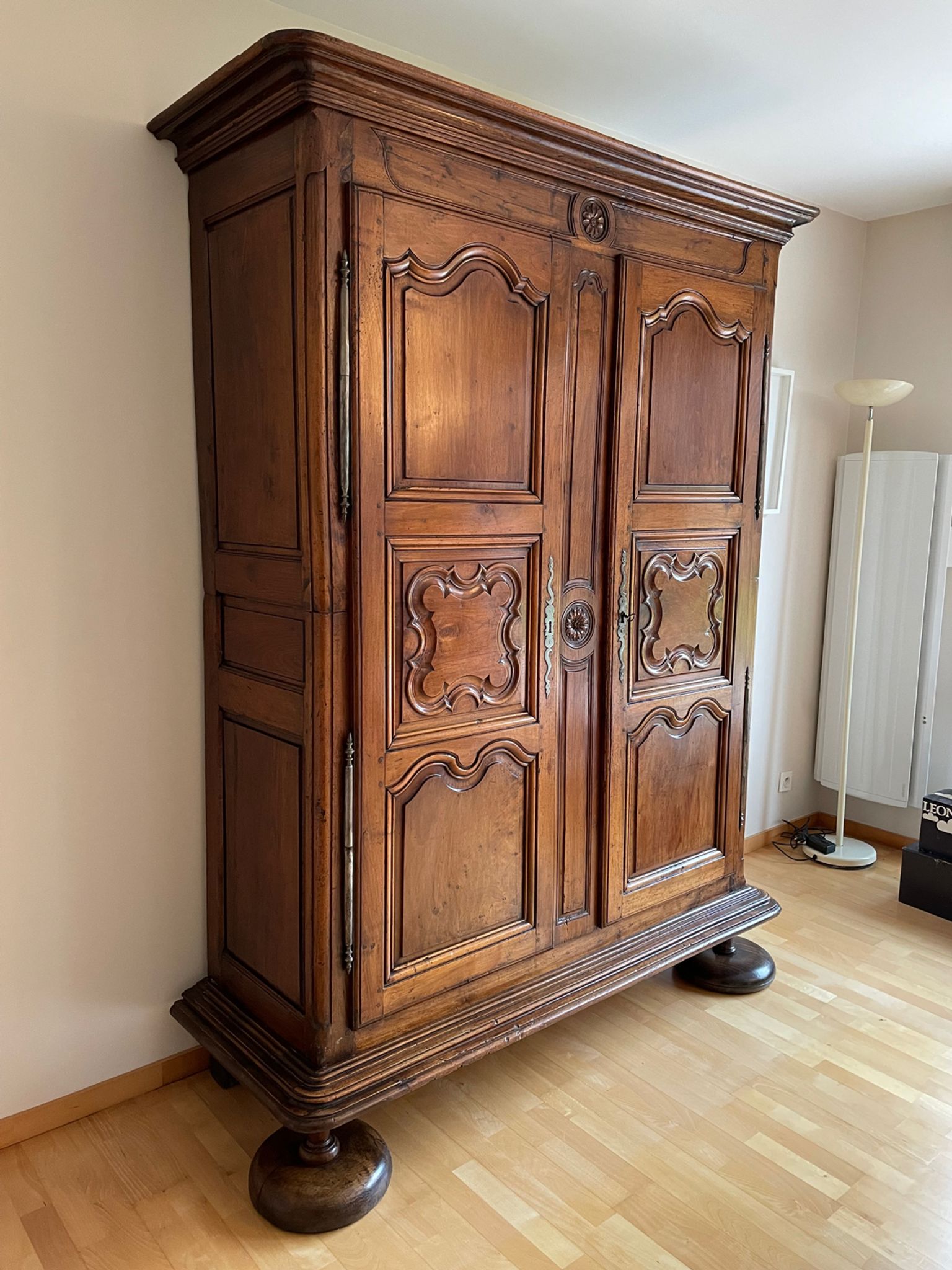 Eighteenth century castle cabinet in walnut Louis XIII style
