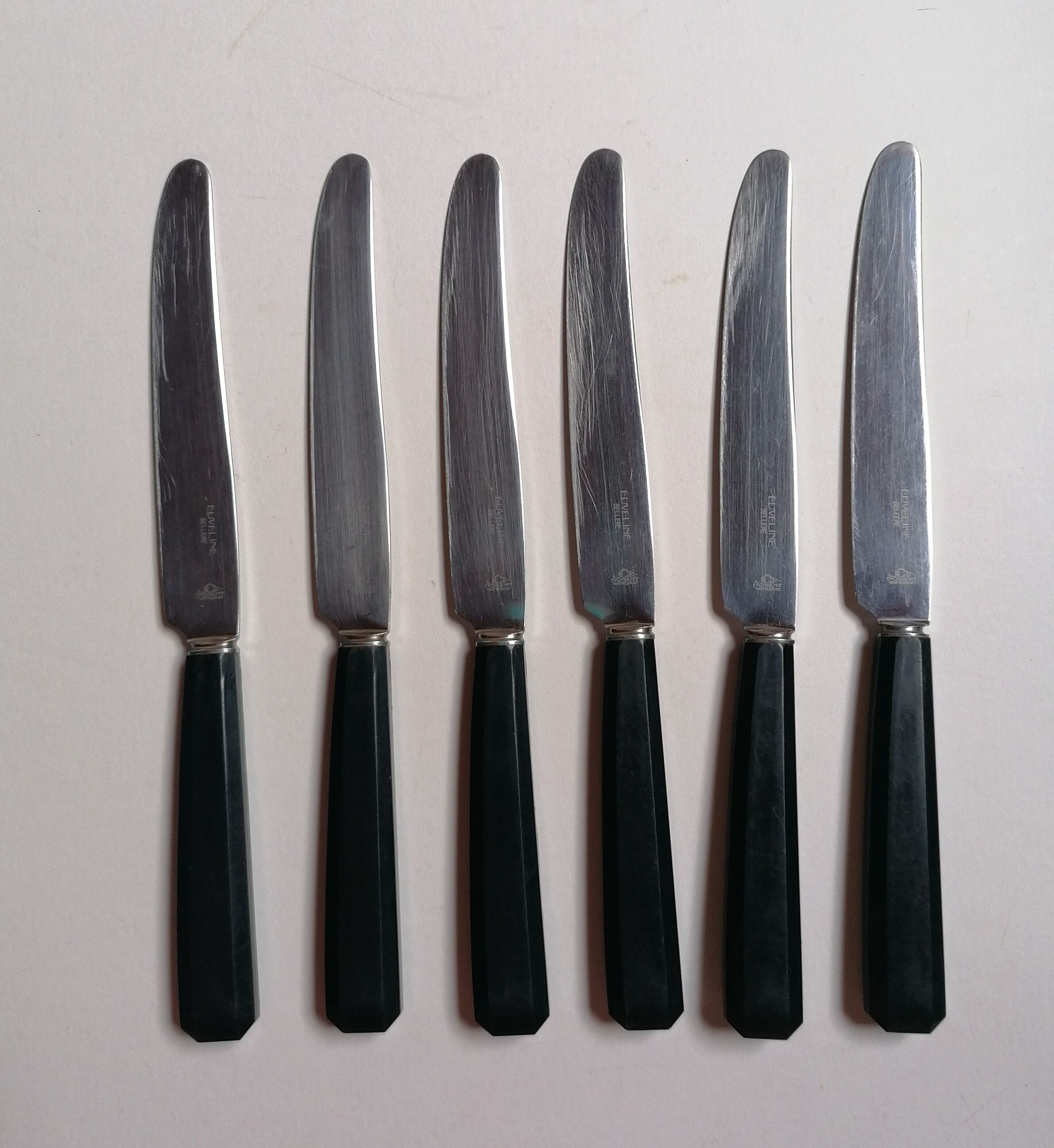 6 old knives in black bakelite