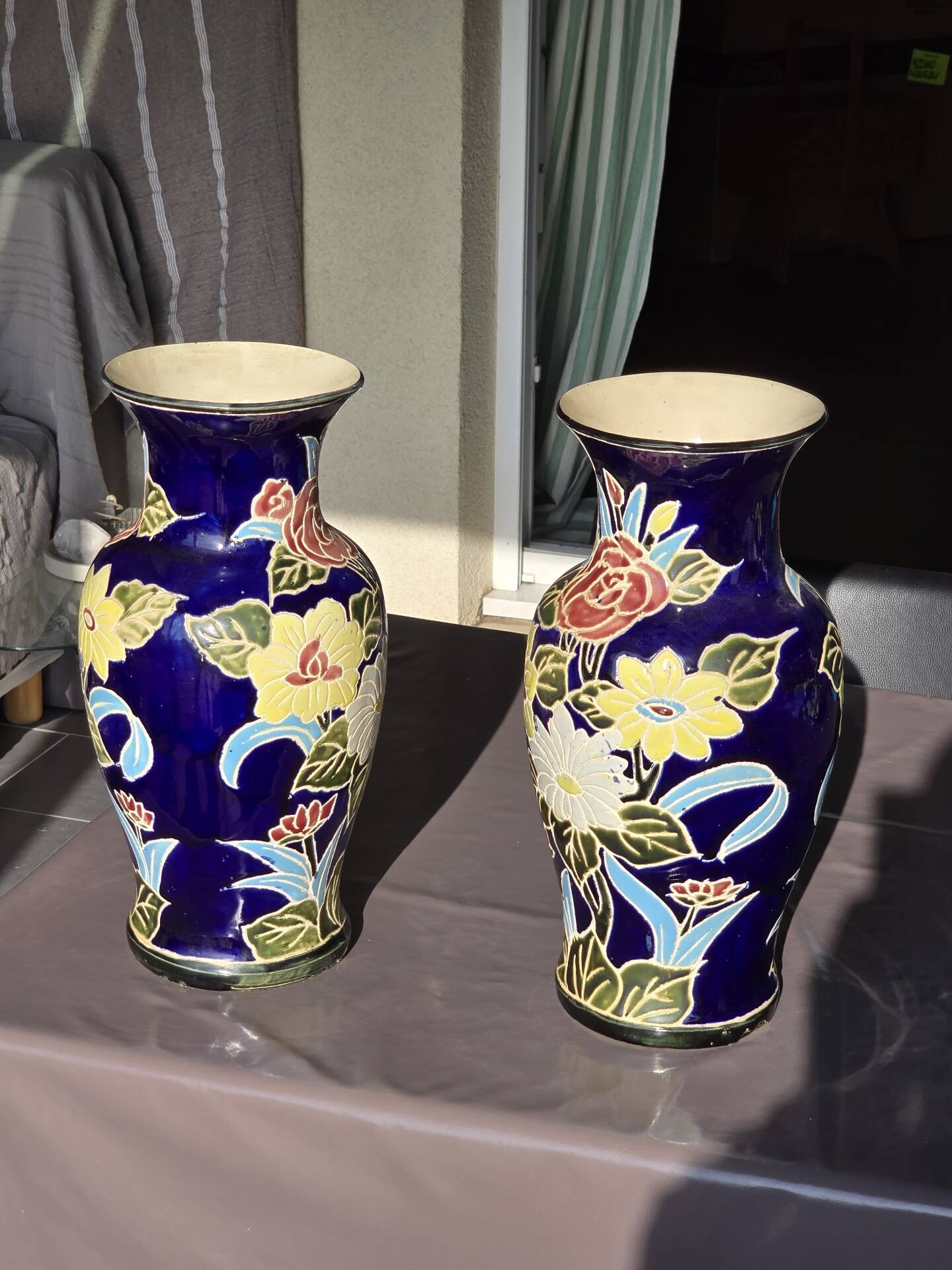 Paire de vases Dien Thao bleu cobalt, 20ème siècle