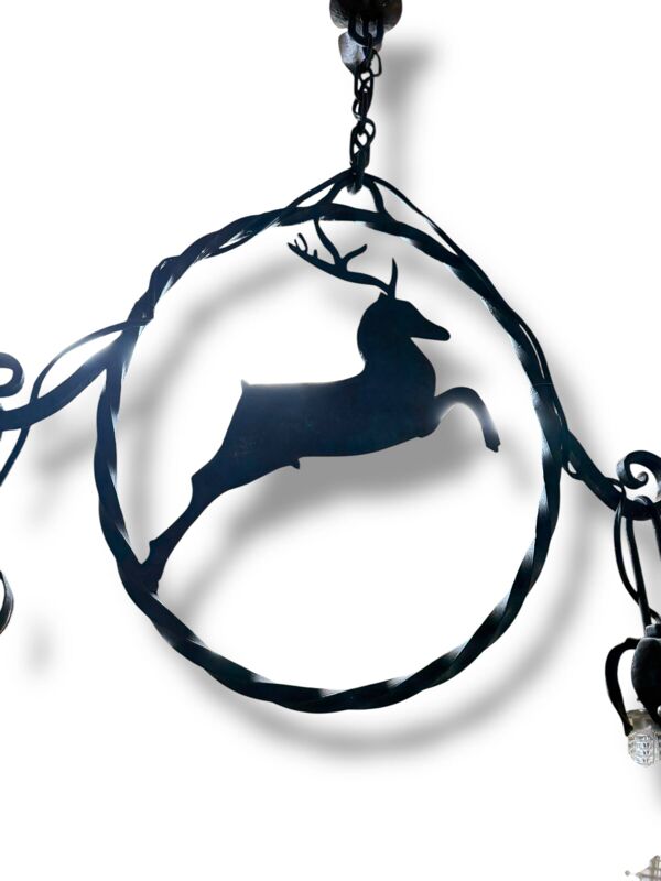 Lustre en fer forgé et verre à décor de cerf