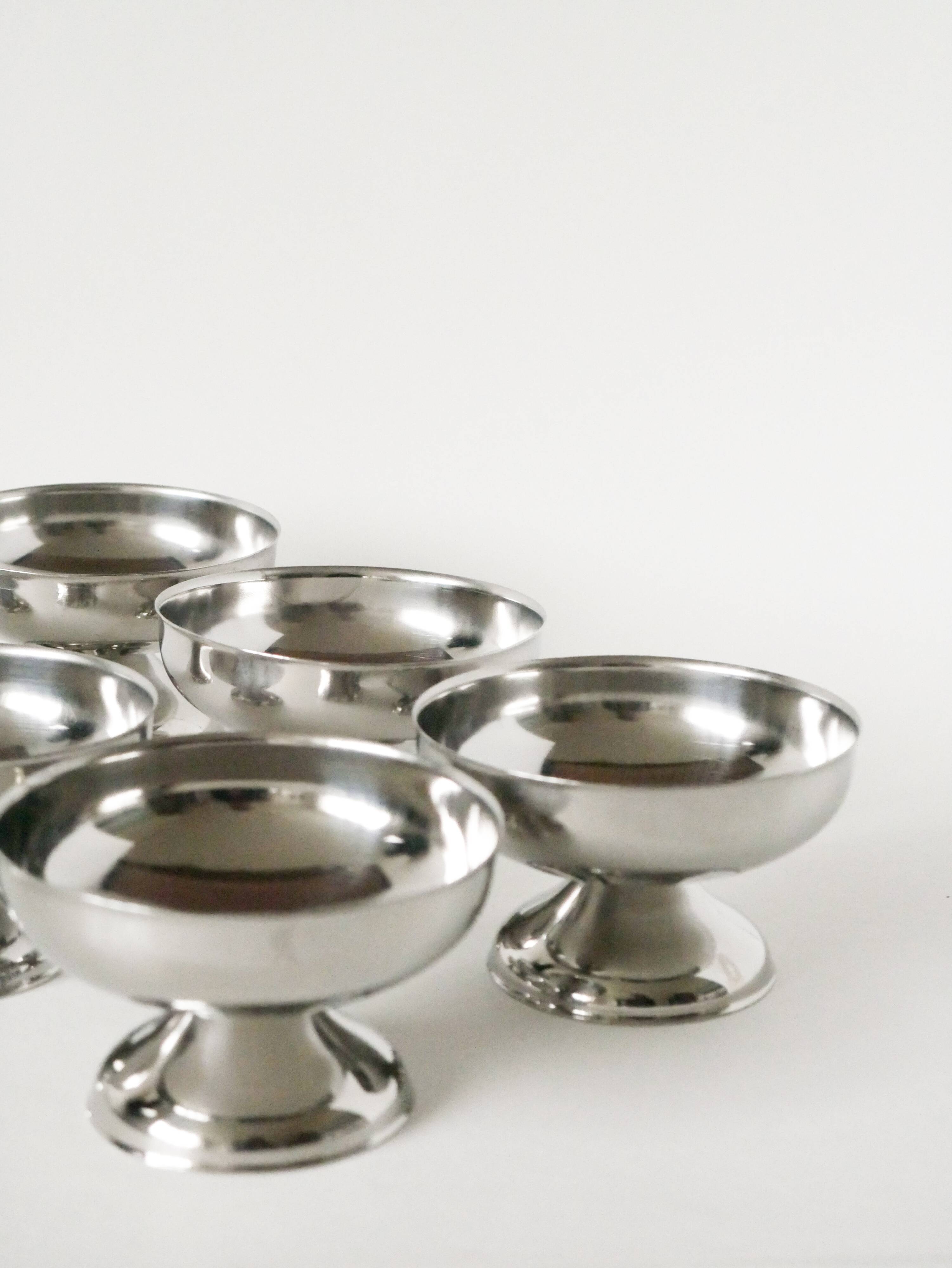 Set of 6 stainless steel bowls with low, wide feet, Design, 1970 - 10.5 X 6 cm