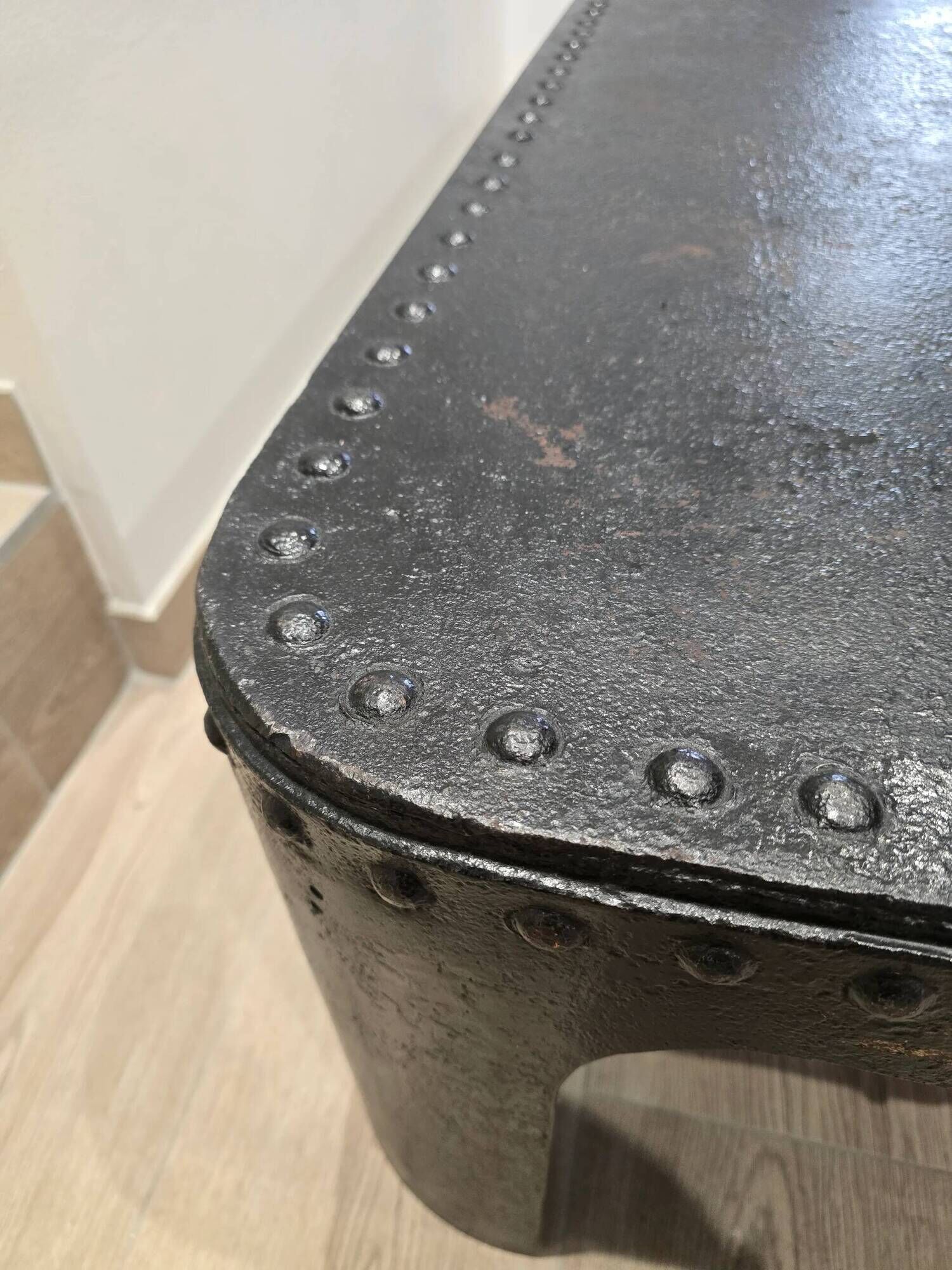 Industrial coffee table in riveted metal from around 1920 – black patina – 145 × 80 cm