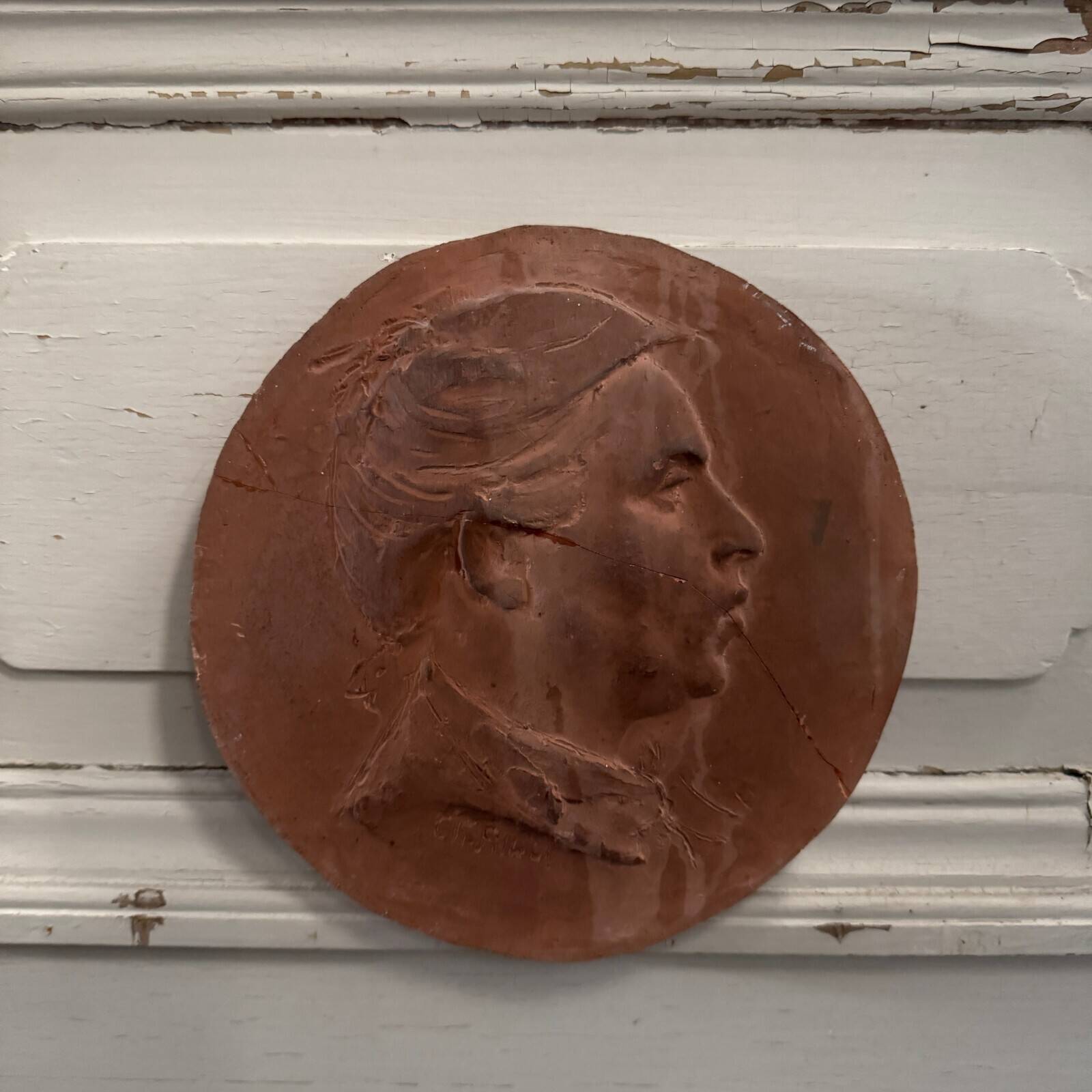 Médaillon en terre cuite par Charles Filleul travail d'atelier, XXe s.