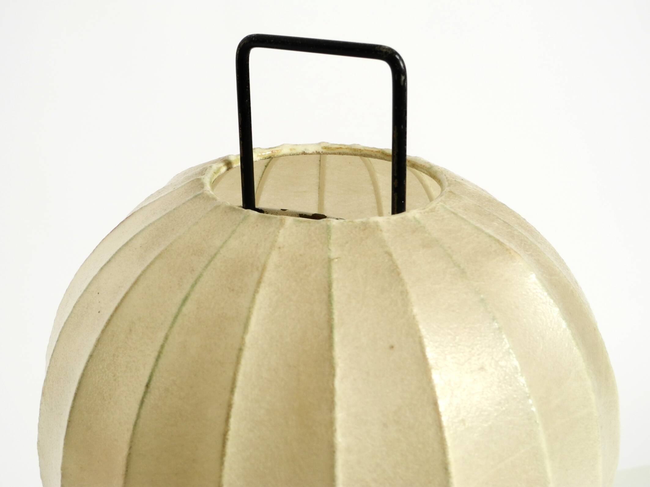 Very rare and beautiful Mid-Century Modern tripod Cocoon table lamp