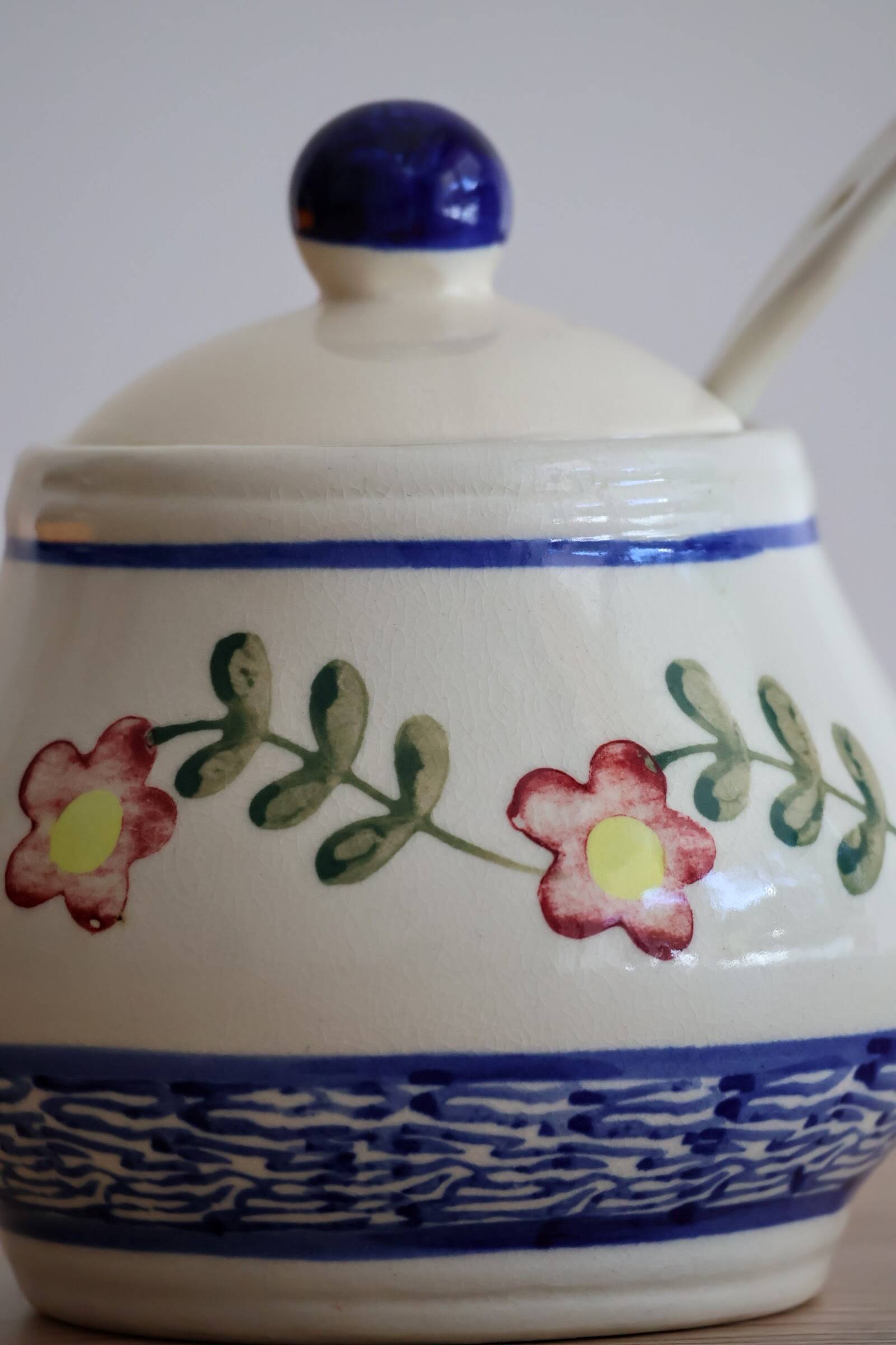 Ceramic jam pot with floral decoration