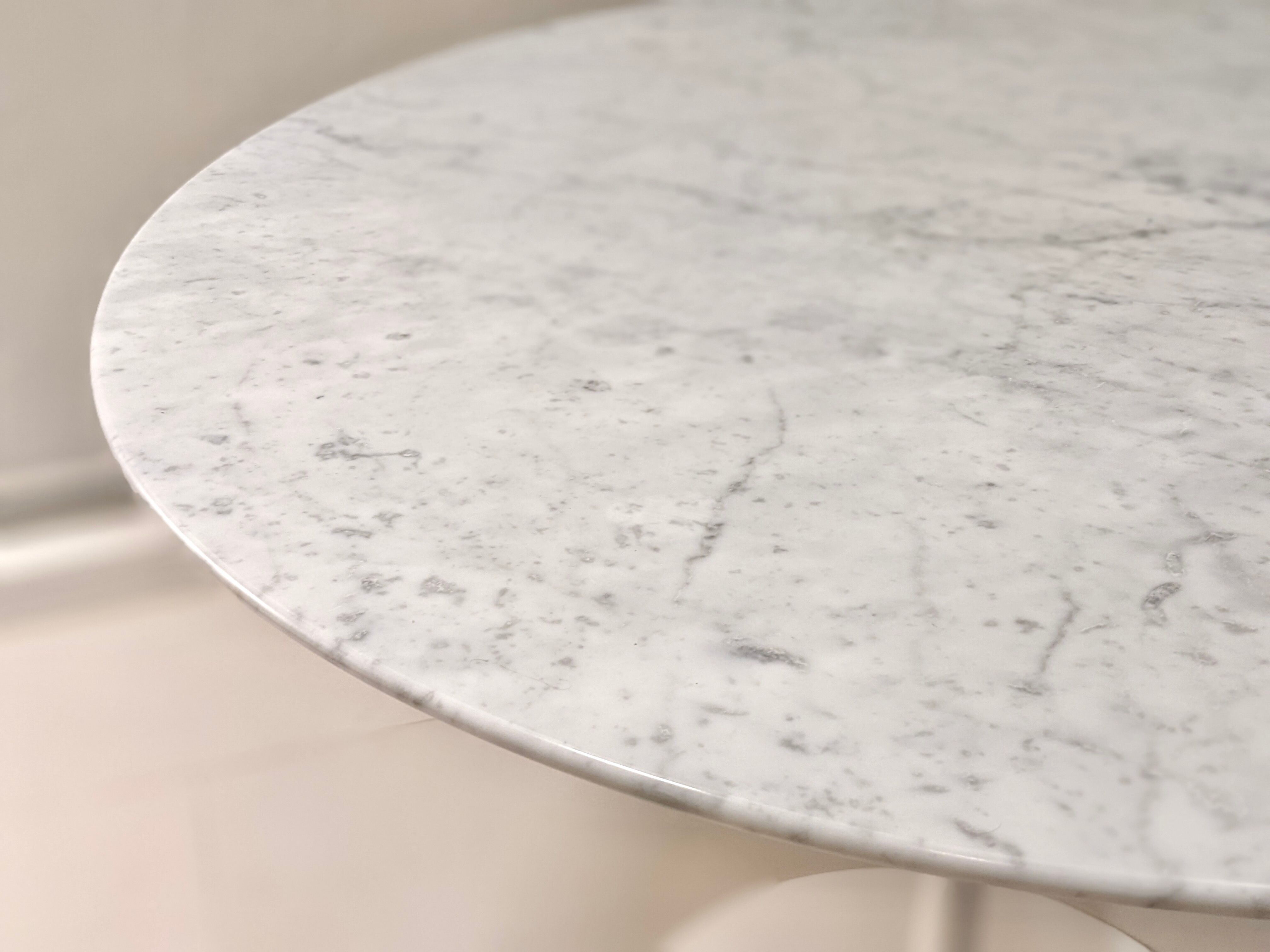 Round table in Carrara marble by Eero Saarinen for Knoll