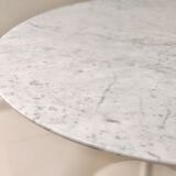 Round table in Carrara marble by Eero Saarinen for Knoll