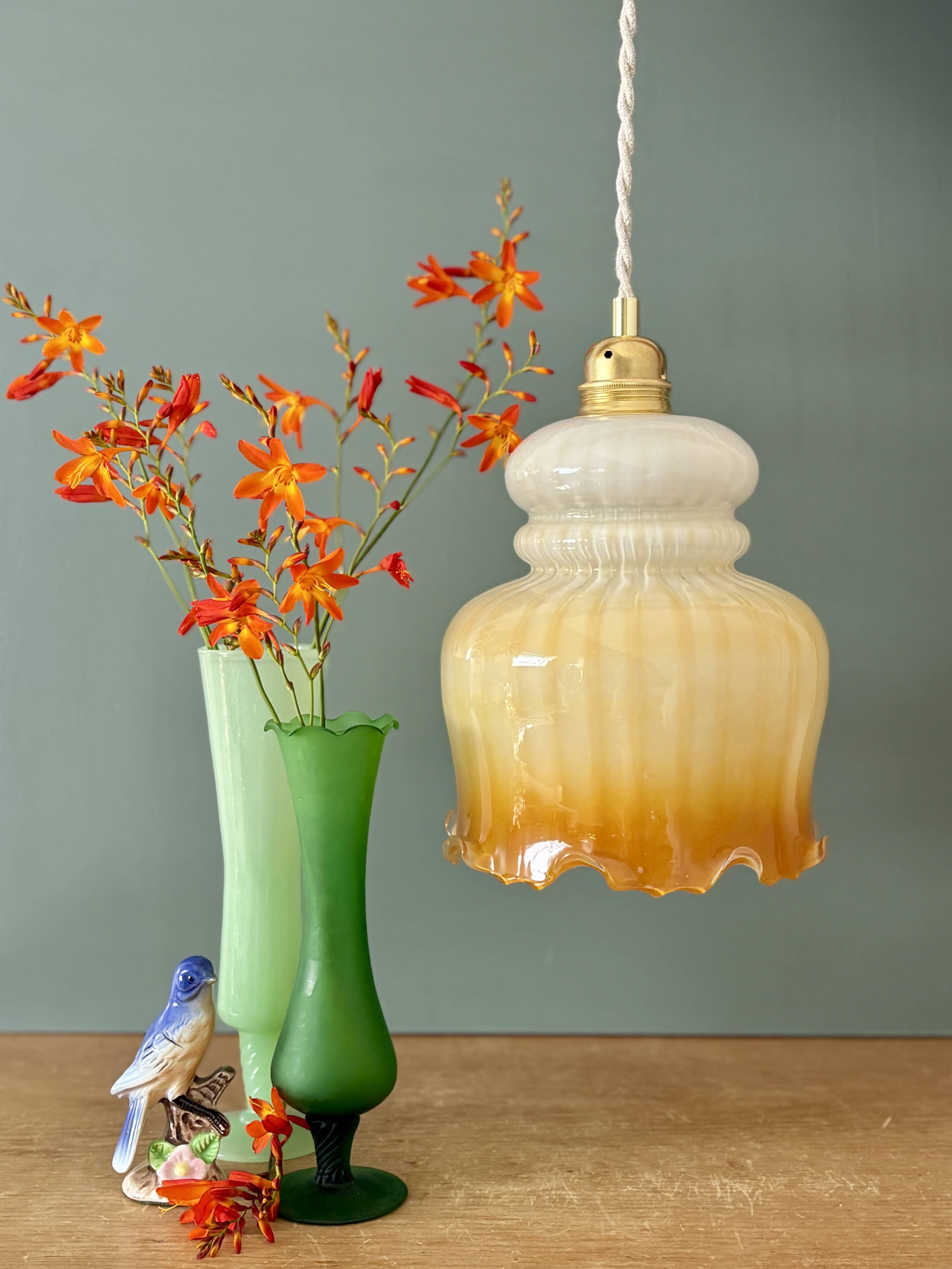 Suspension globe vintage en opaline blanche et ocre