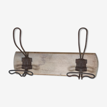 Portemanteau vintage patères métalliques avec mascarons (visages) sur plaque en bois de hêtre