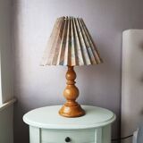 Wooden table lamp with 80s fabric blind