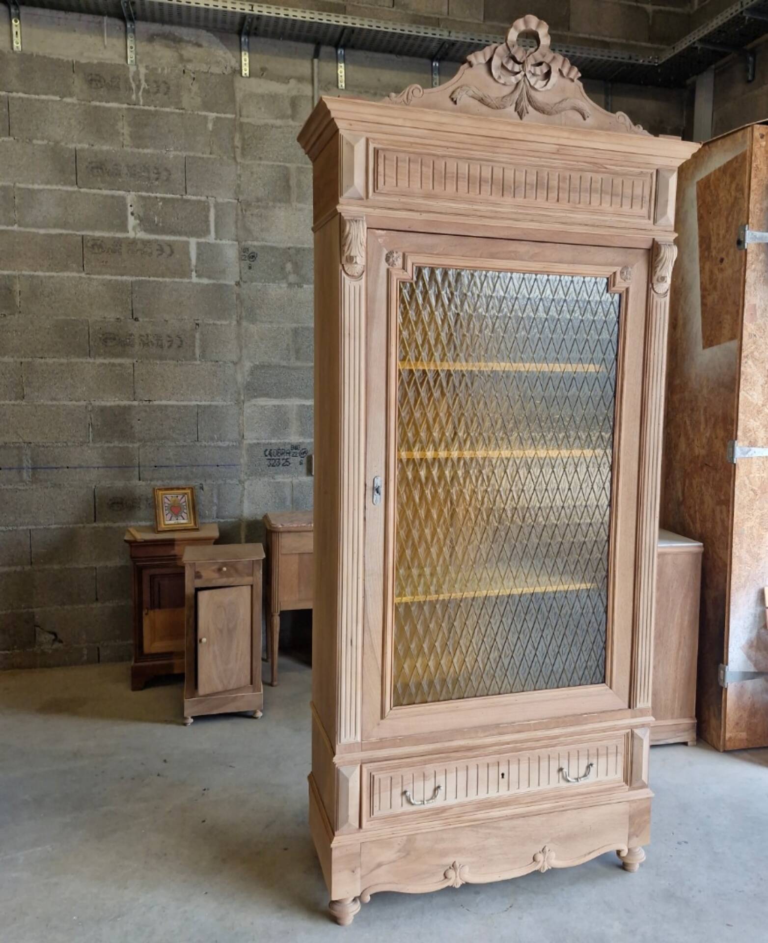 Vitrine ancienne néo-Louis XVI aérogommée