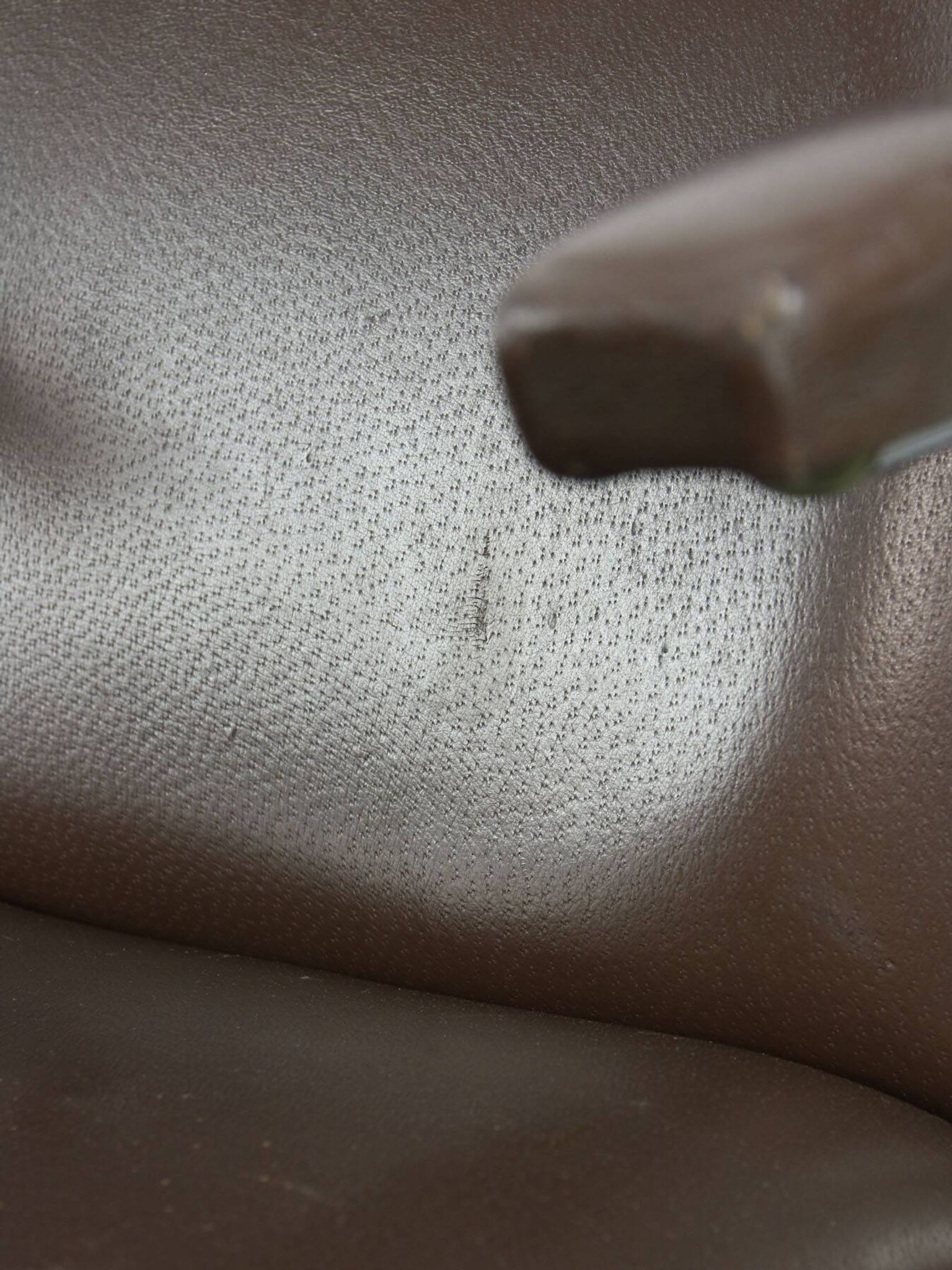 Chaise pivotante en cuir marron italien du milieu du siècle