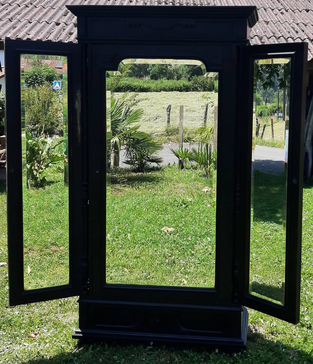 Dressmaker's cabinet with beveled triptych mirrors. (Mirror cabinet)