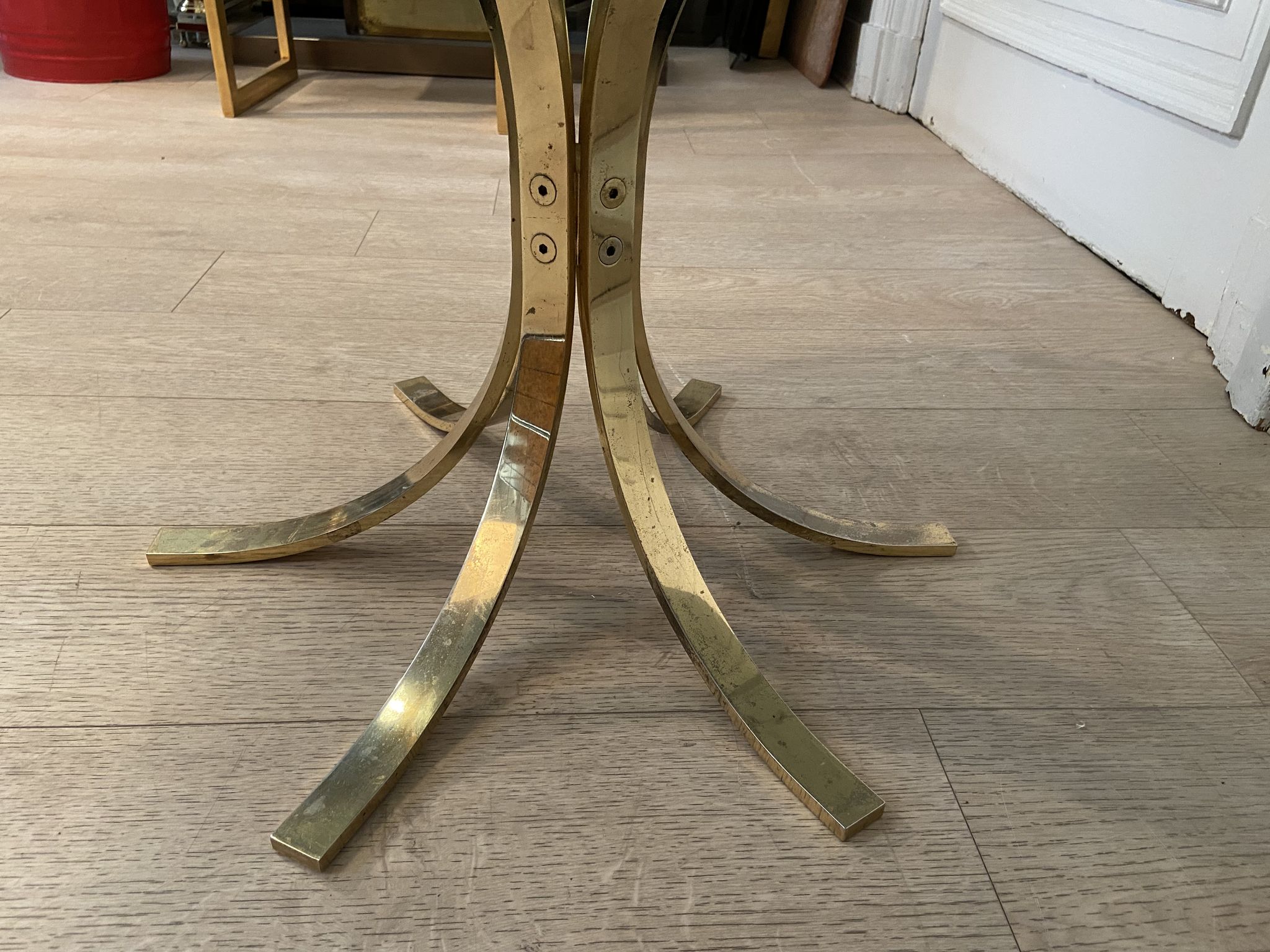 Table basse laiton et verre fumé, 1970s