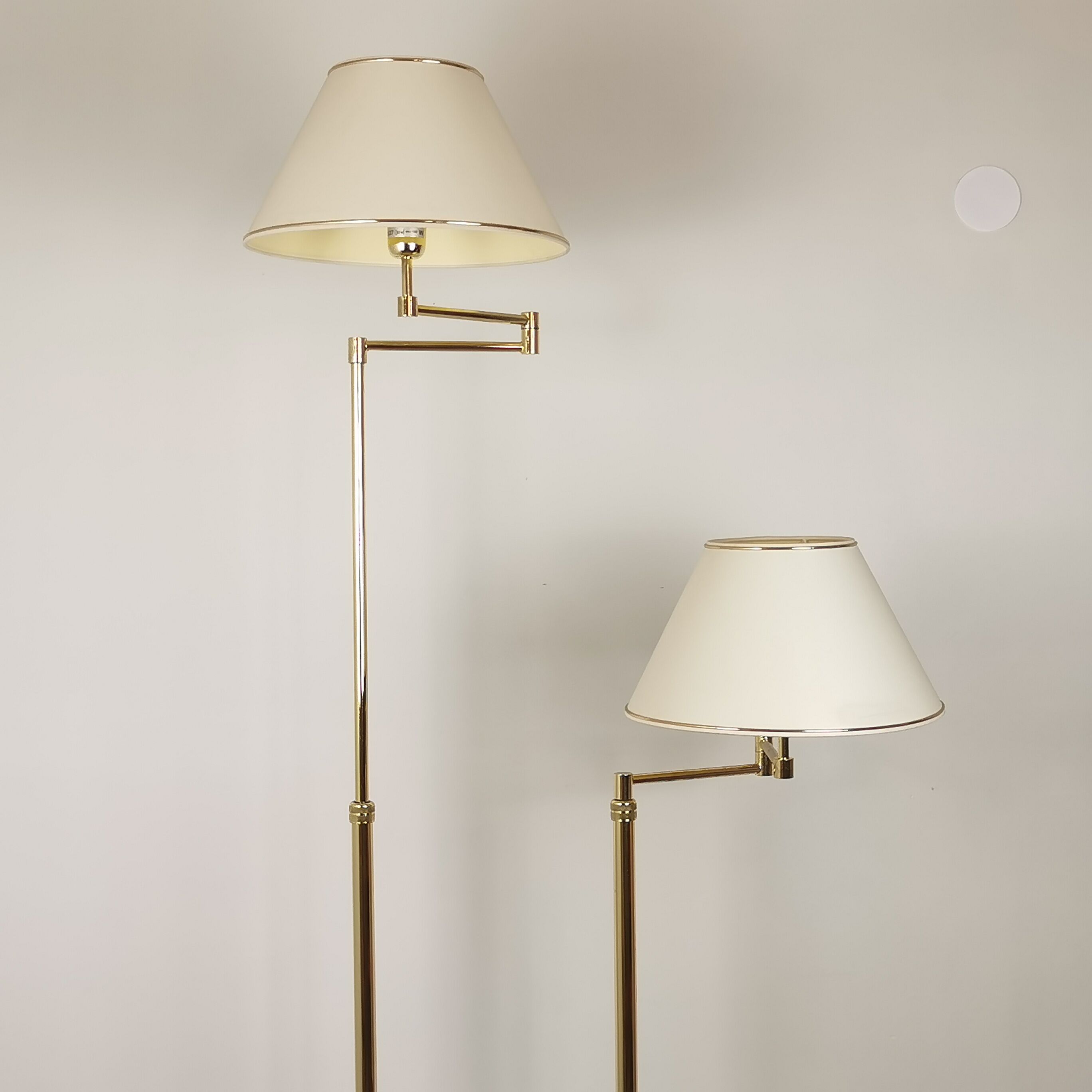Articulated e-reader floor lamp