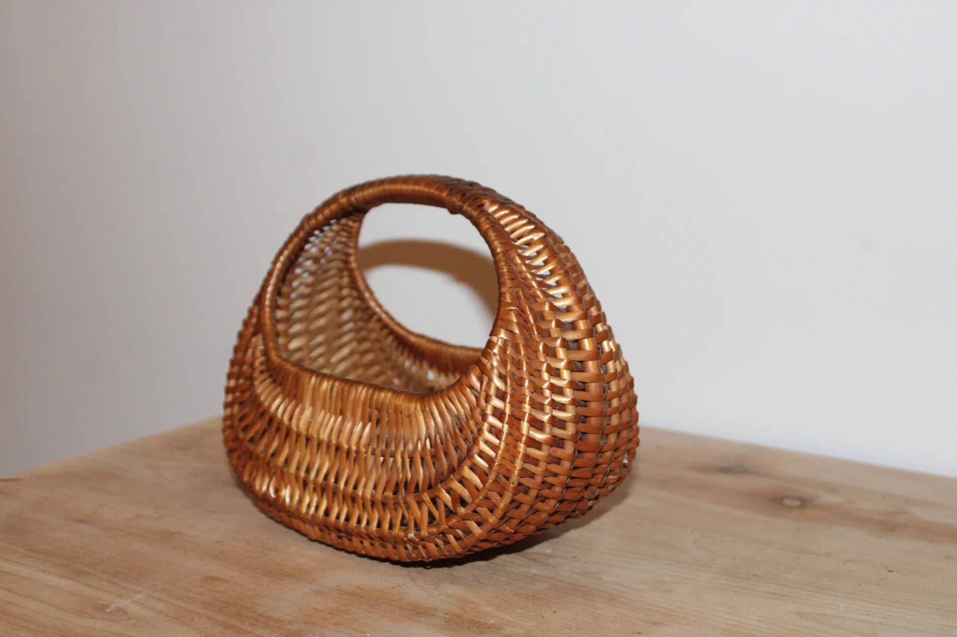 Petit panier vintage en osier tressé – Anse intégrée – Vannerie rétro