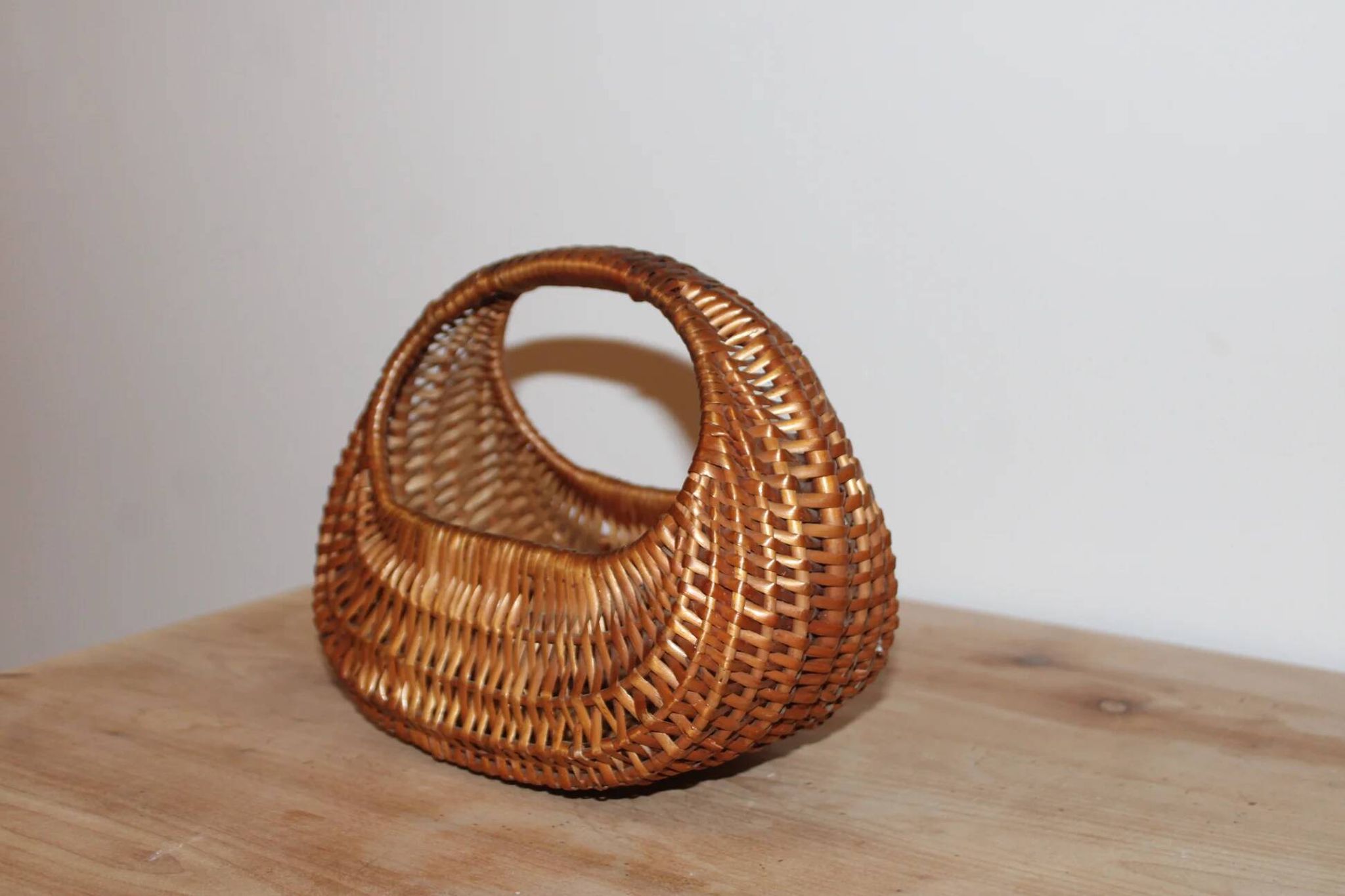 Petit panier vintage en osier tressé – Anse intégrée – Vannerie rétro