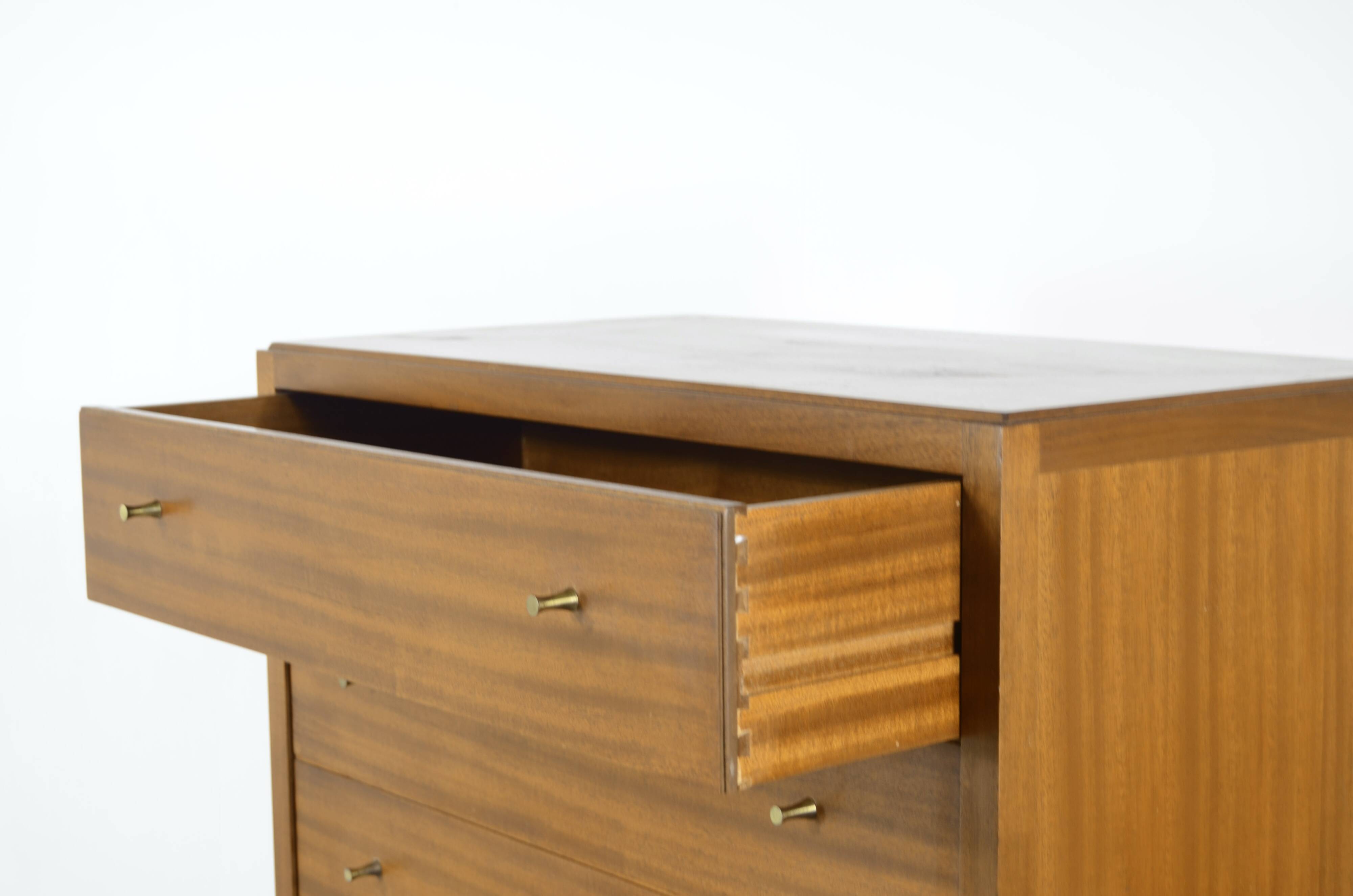 Commode / Tallboy vintage du milieu du siècle « Heal » en noyer. Style moderne/danois.