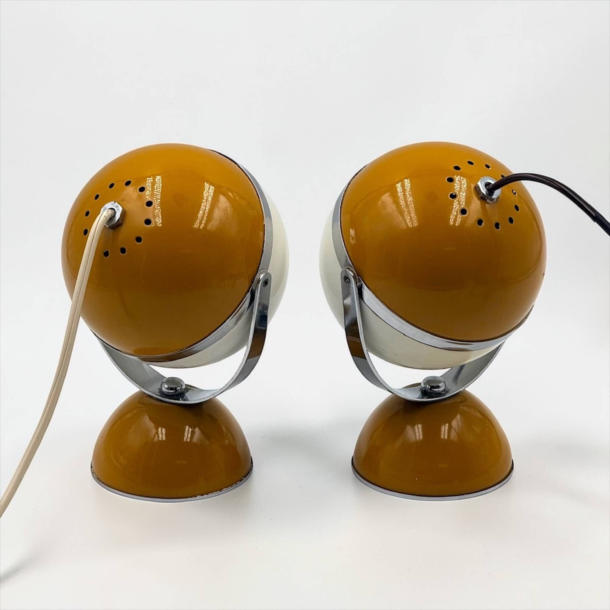 Paire de lampes eyeball Space Age métal blanc moutarde chrome Italie 1960s