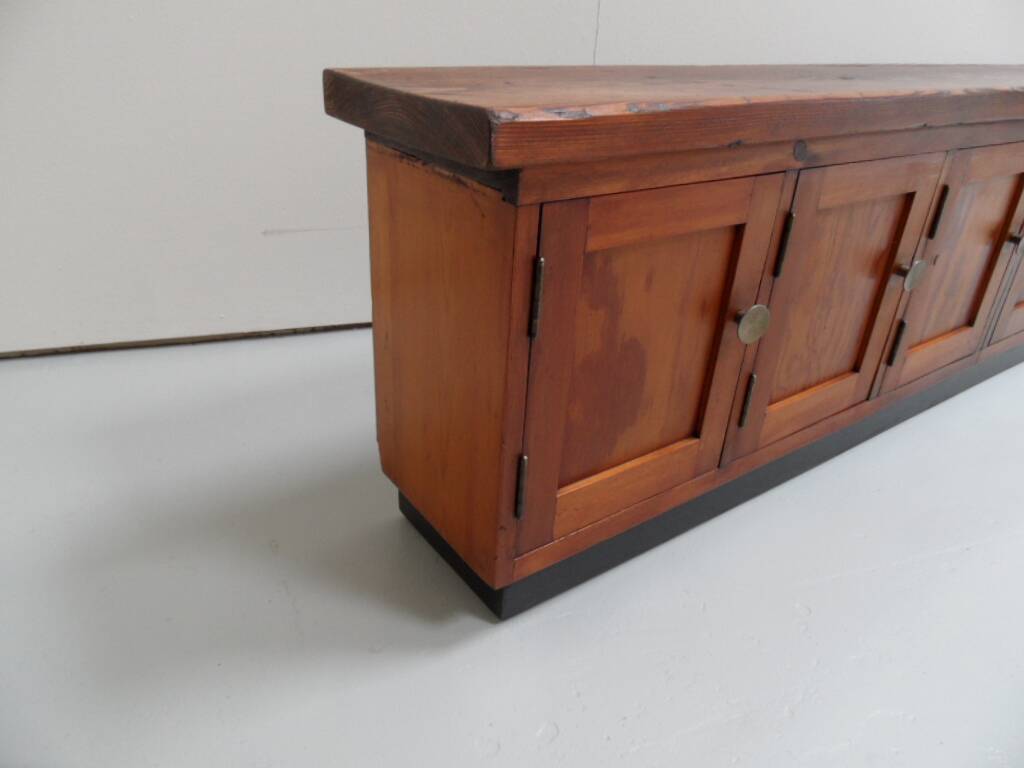 Buffet vintage avec 6 portes