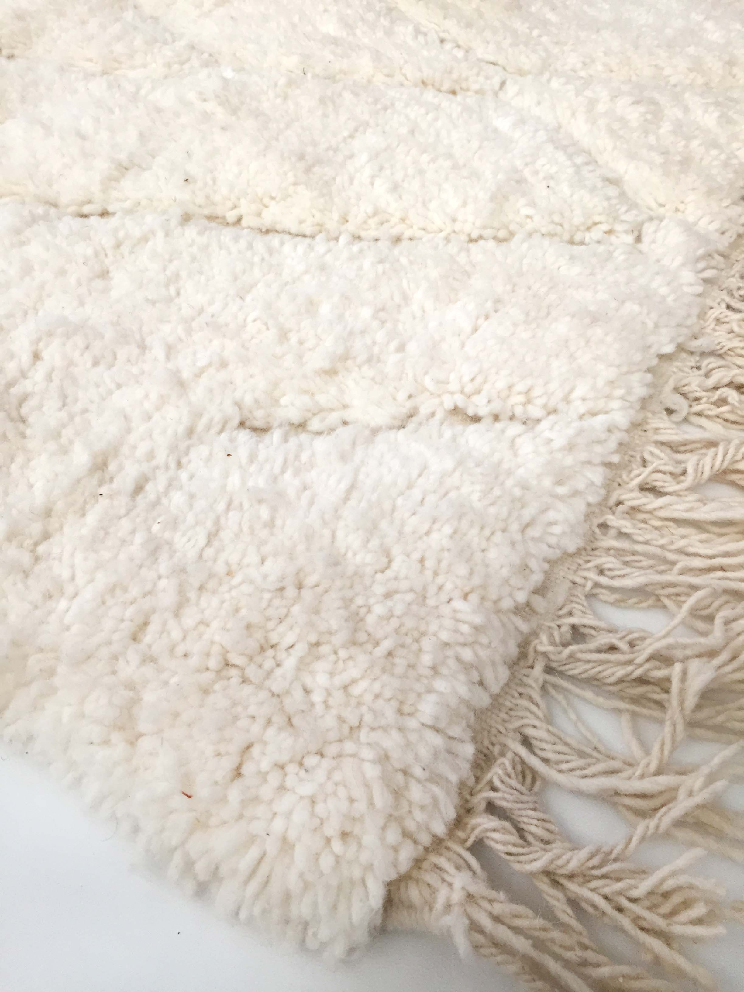 Moroccan Berber carpet Beni Ouarain ecru plain with engraved diamonds 247x154cm