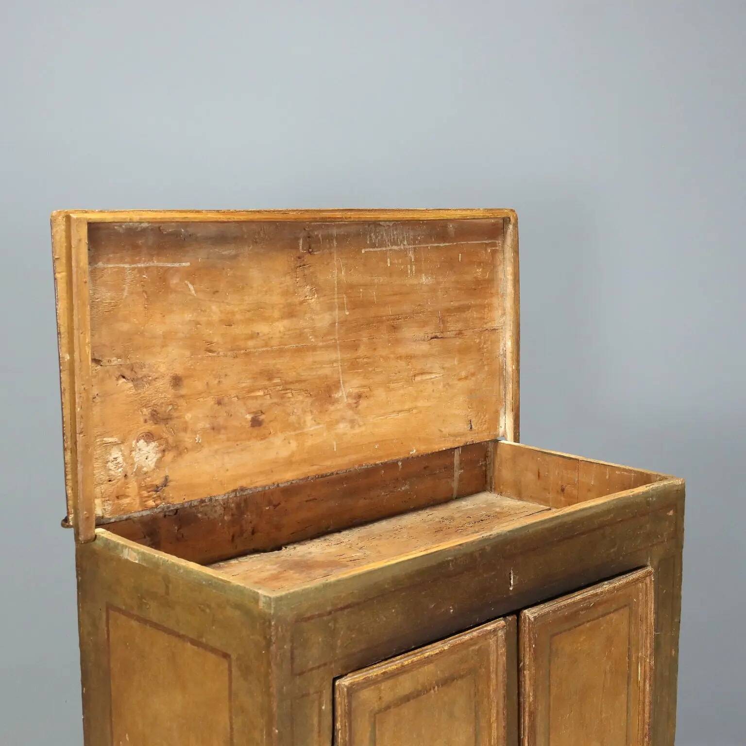 Buffet baroque ancien en peuplier laqué, XVIIIe siècle