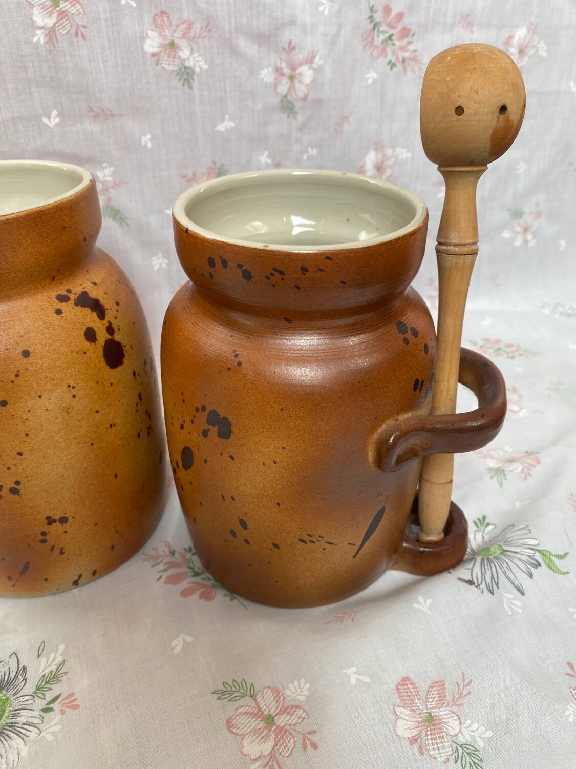Condiment pot
