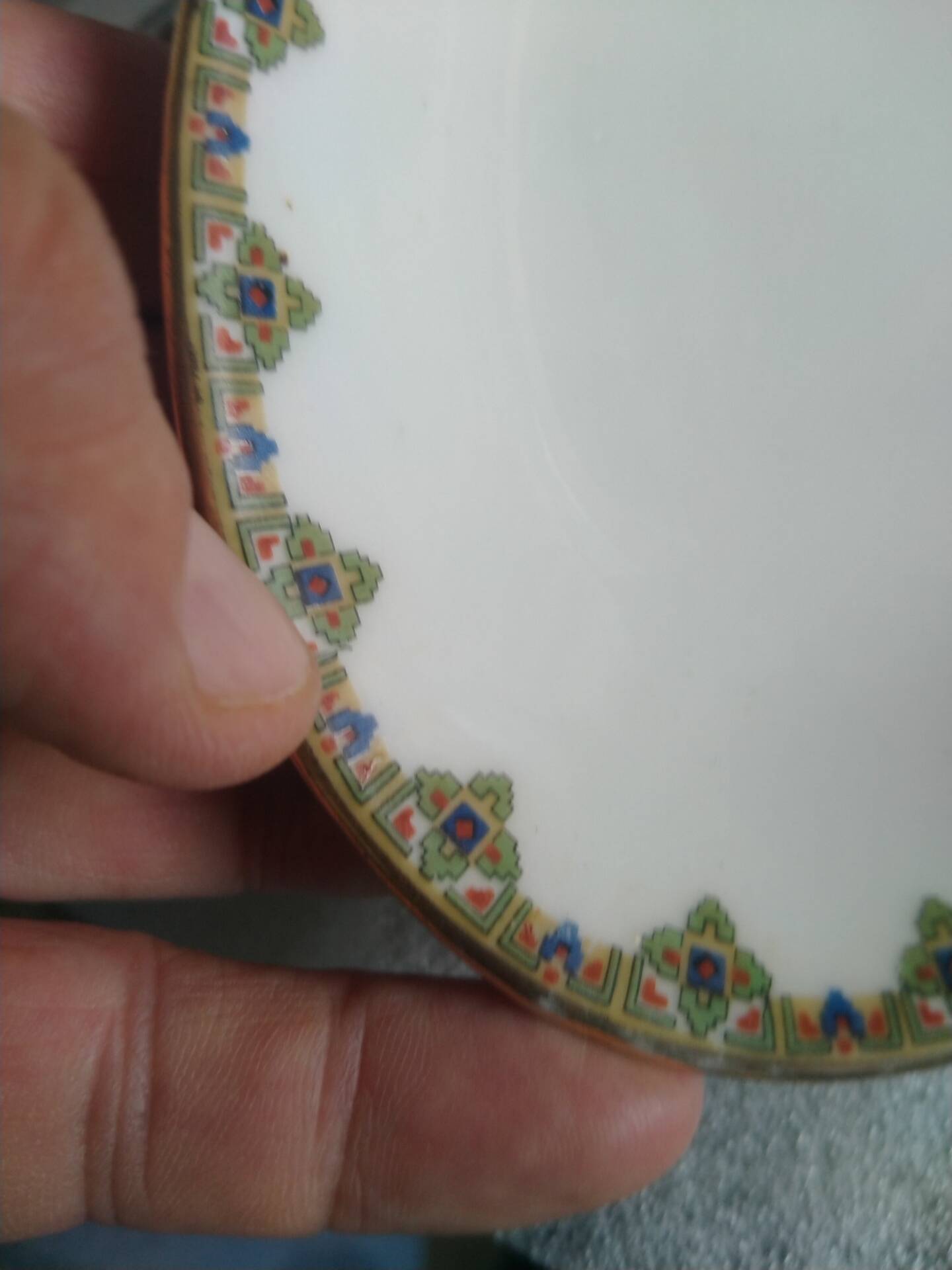 2 porcelain dishes with lions in the French Art Deco style