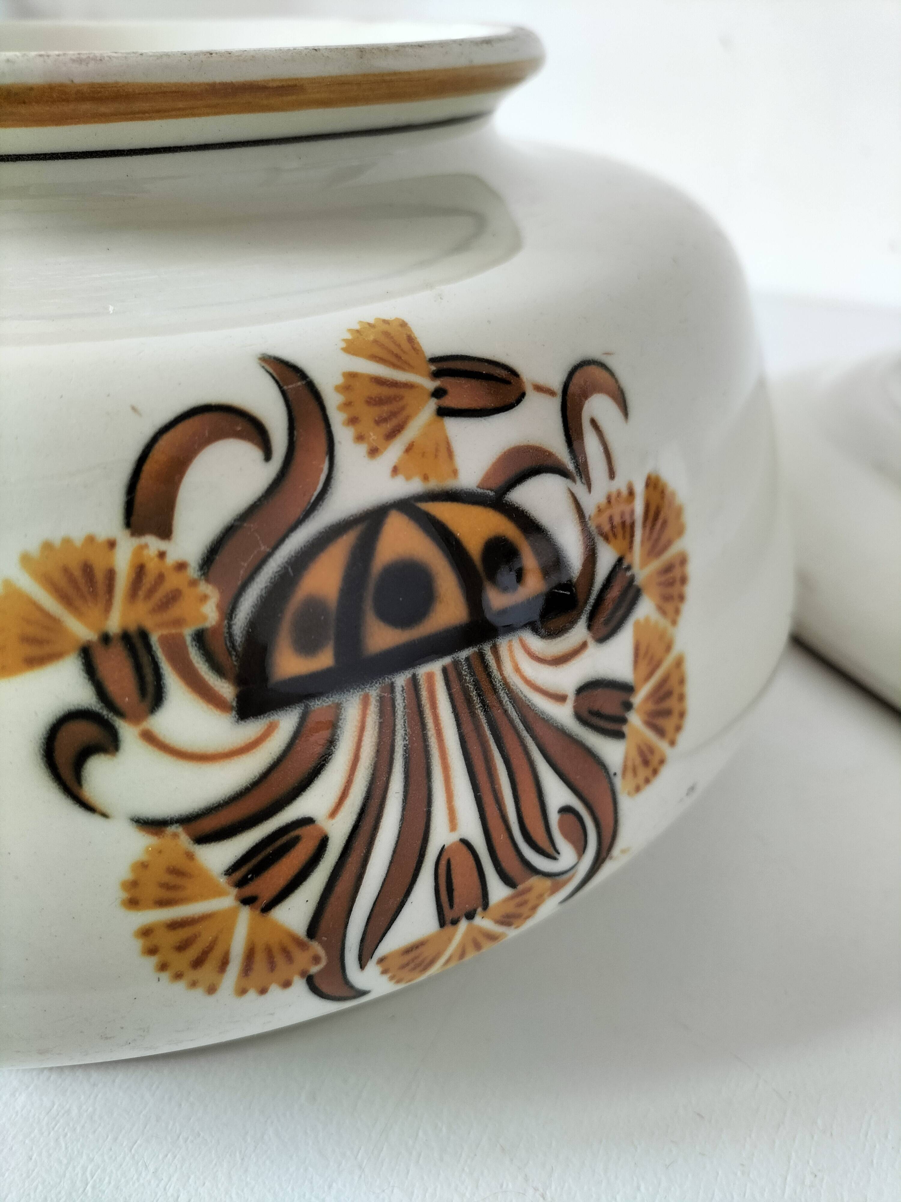 Pair of earthenware plates from Creil and Montereau, decorated with carnations, 1876-1920