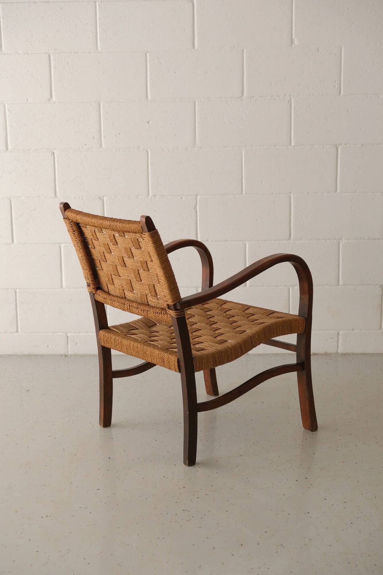 2 lounge chairs with cord