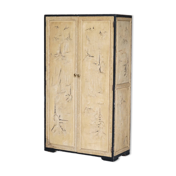 Chinese oriental wardrobe made of camphor wood, carved from the 1920s.
