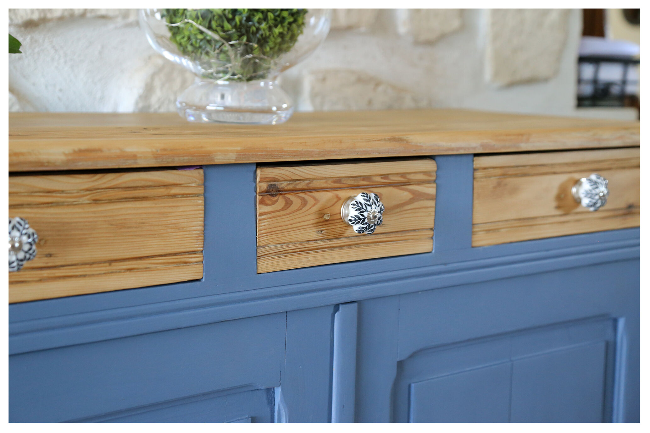 Blue parisian buffet