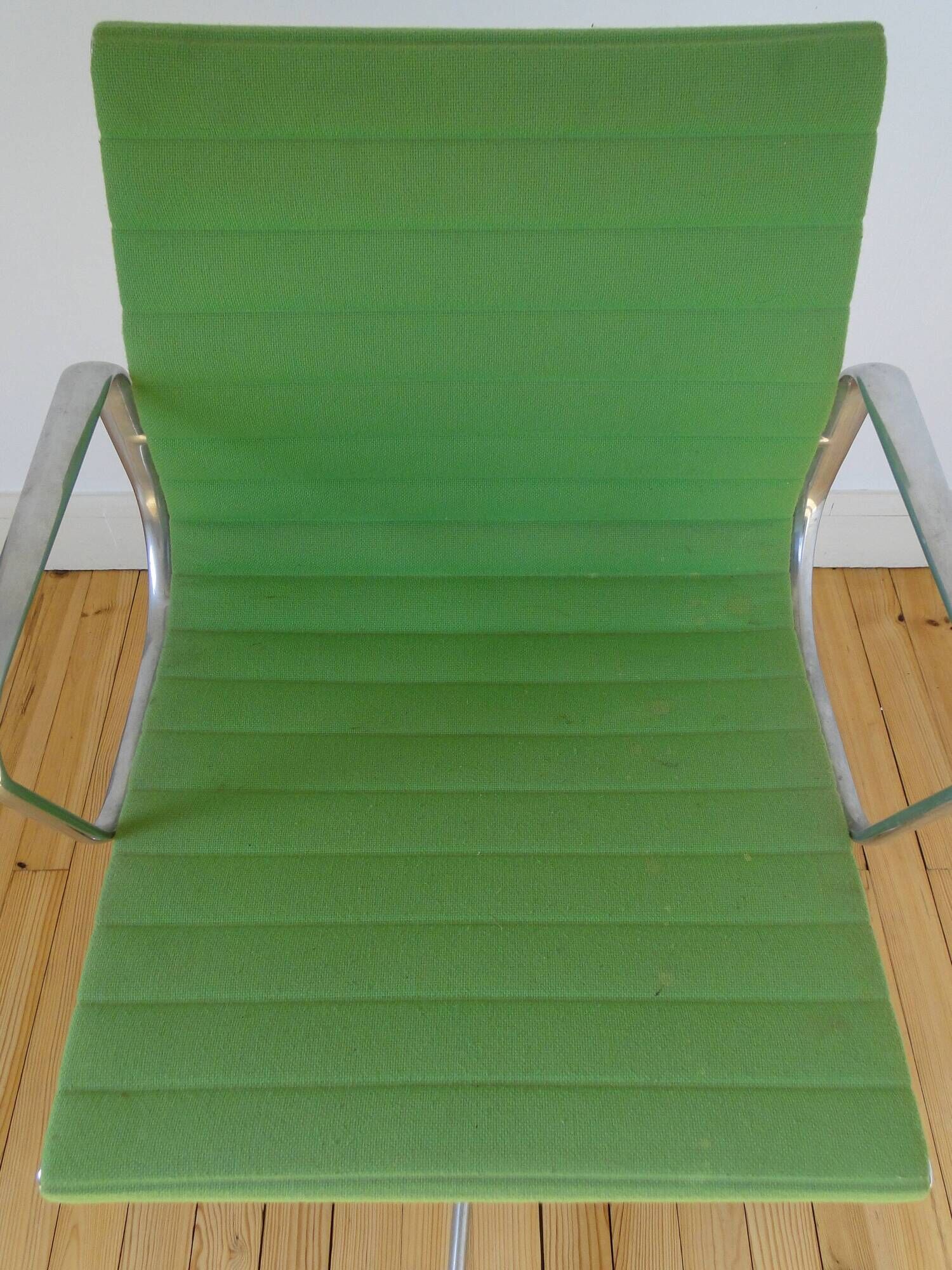 Charles Ray Eames EA 117 Office Chair Armchair in Green and Chrome Vitra