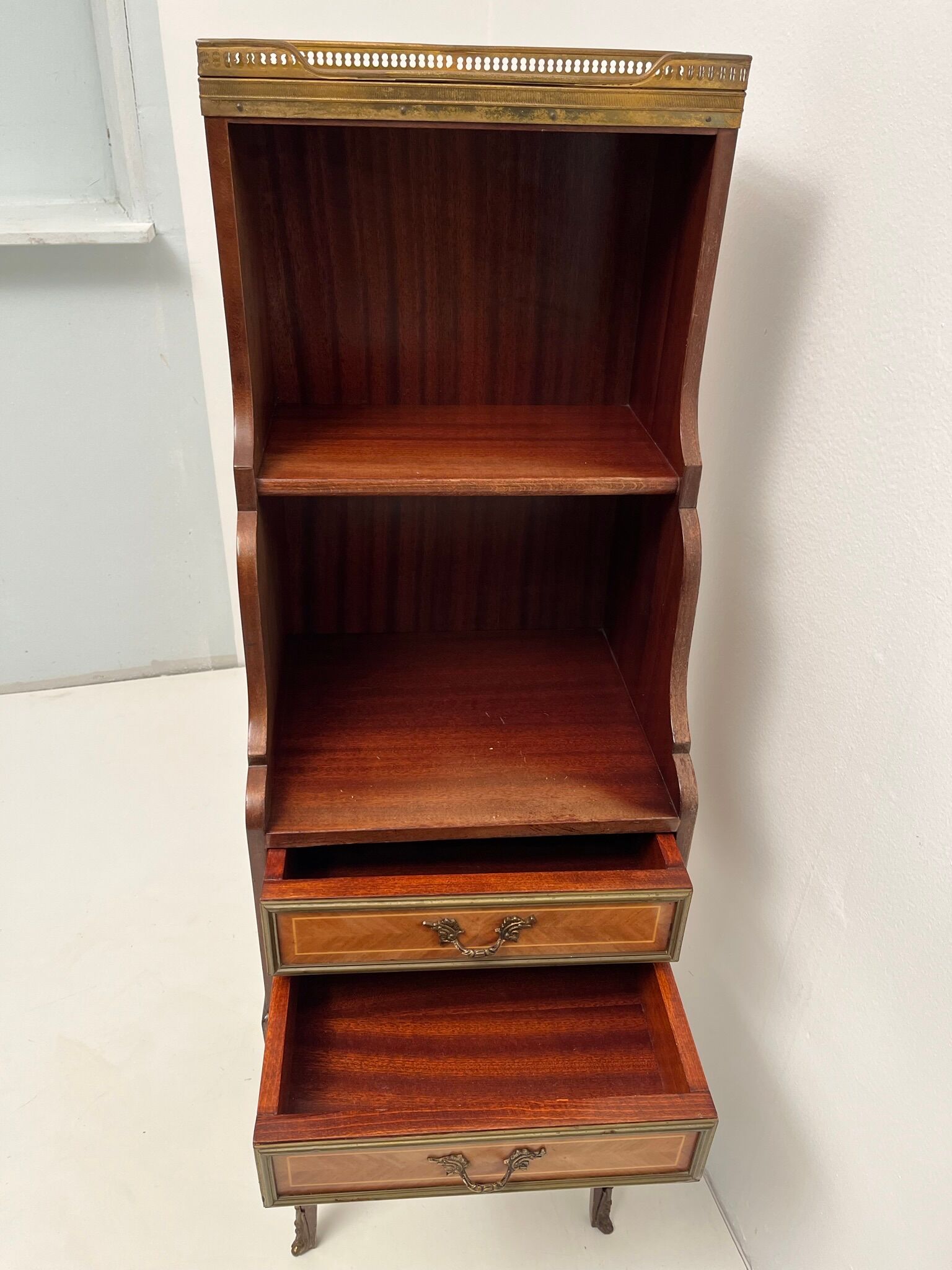 Louis XVI entrance furniture