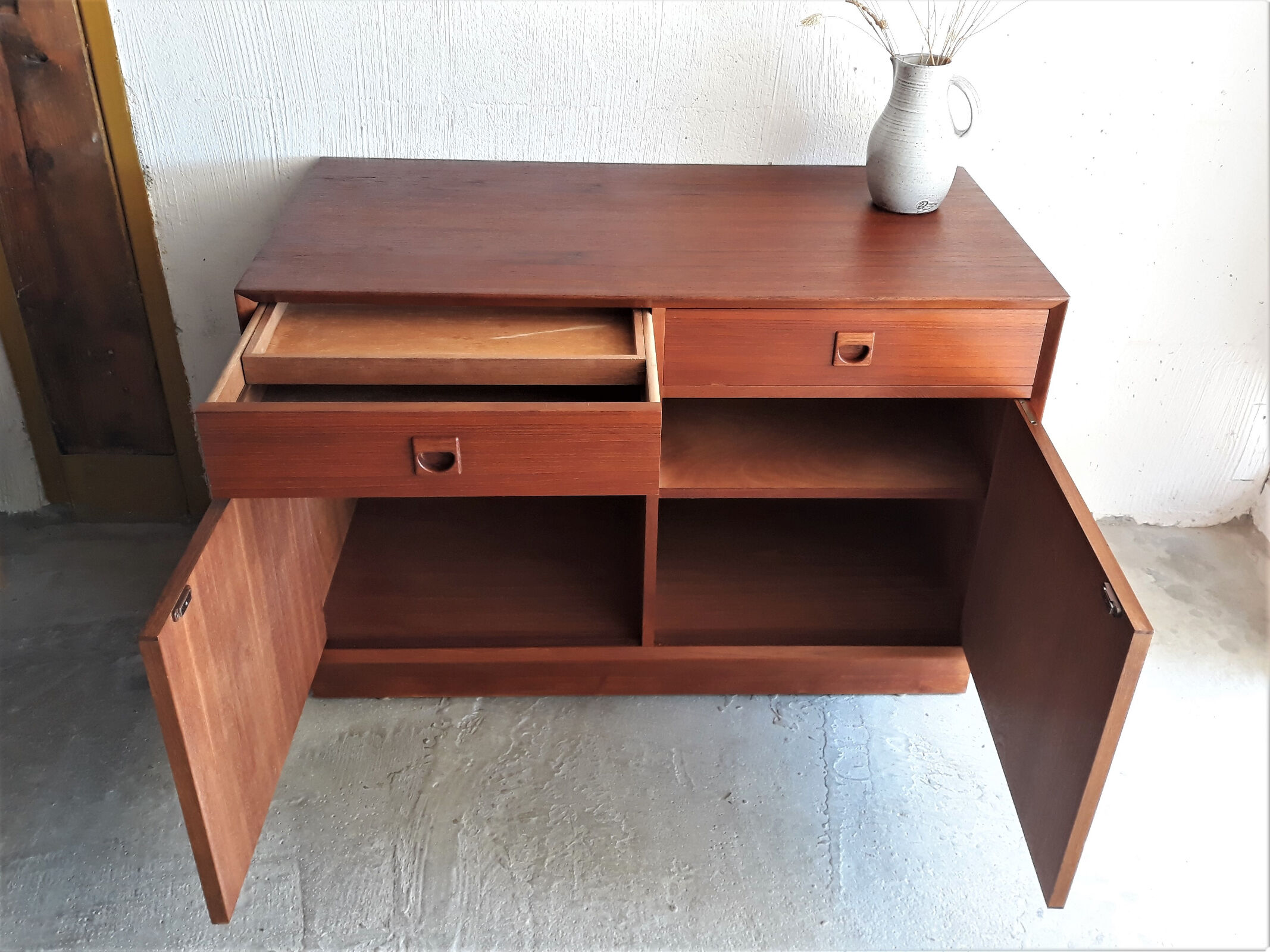 Teak Furniture / Small Enfilade Eric BROUER / Vintage Teck / Scandinavian Buffet / Small Buffet - Vintage Bar Furniture / Made in Denmark / Mid Century