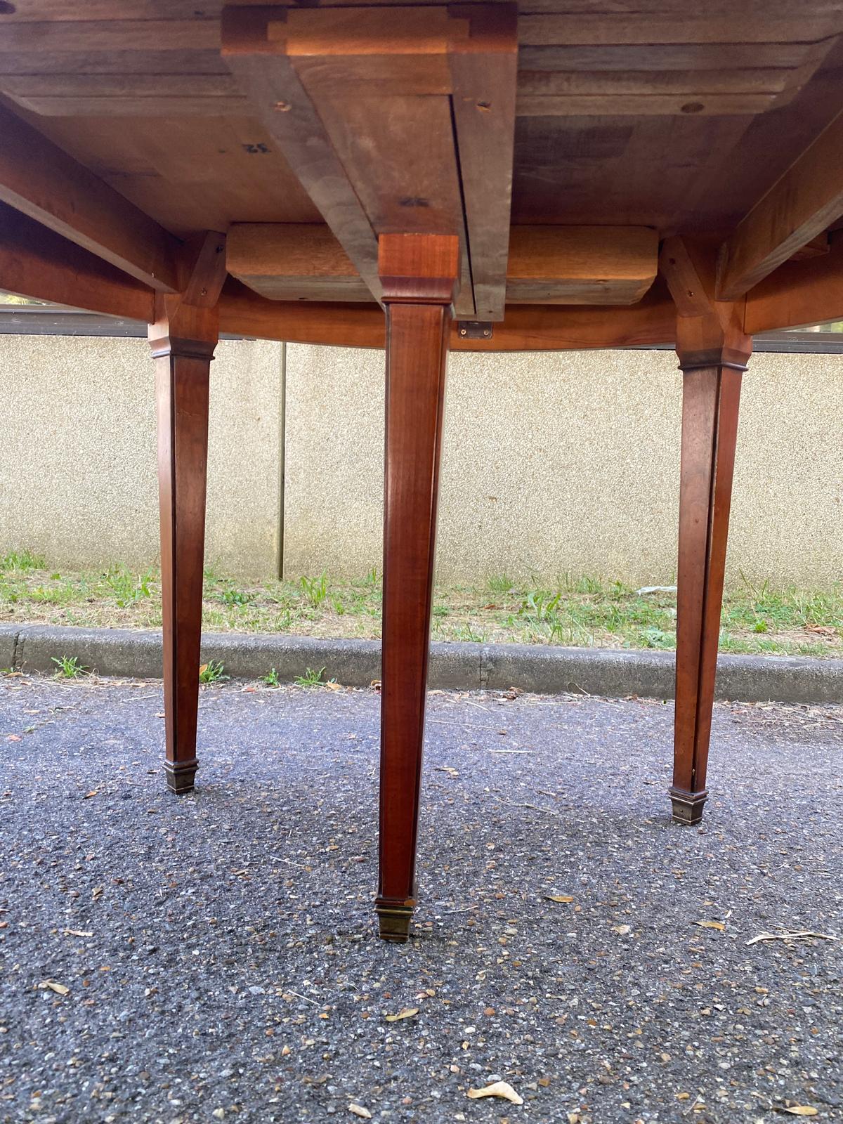 Round extendable dining table Louis XVI in cherry wood from the 1960s.