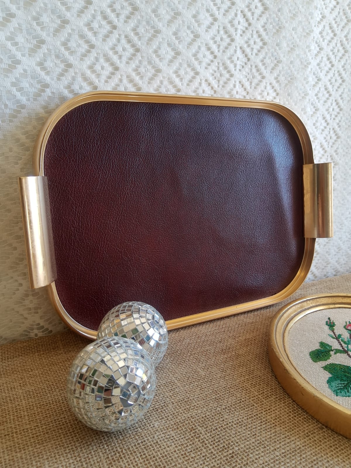 Plateau rectangulaire simili cuir bordeaux et métal doré vintage