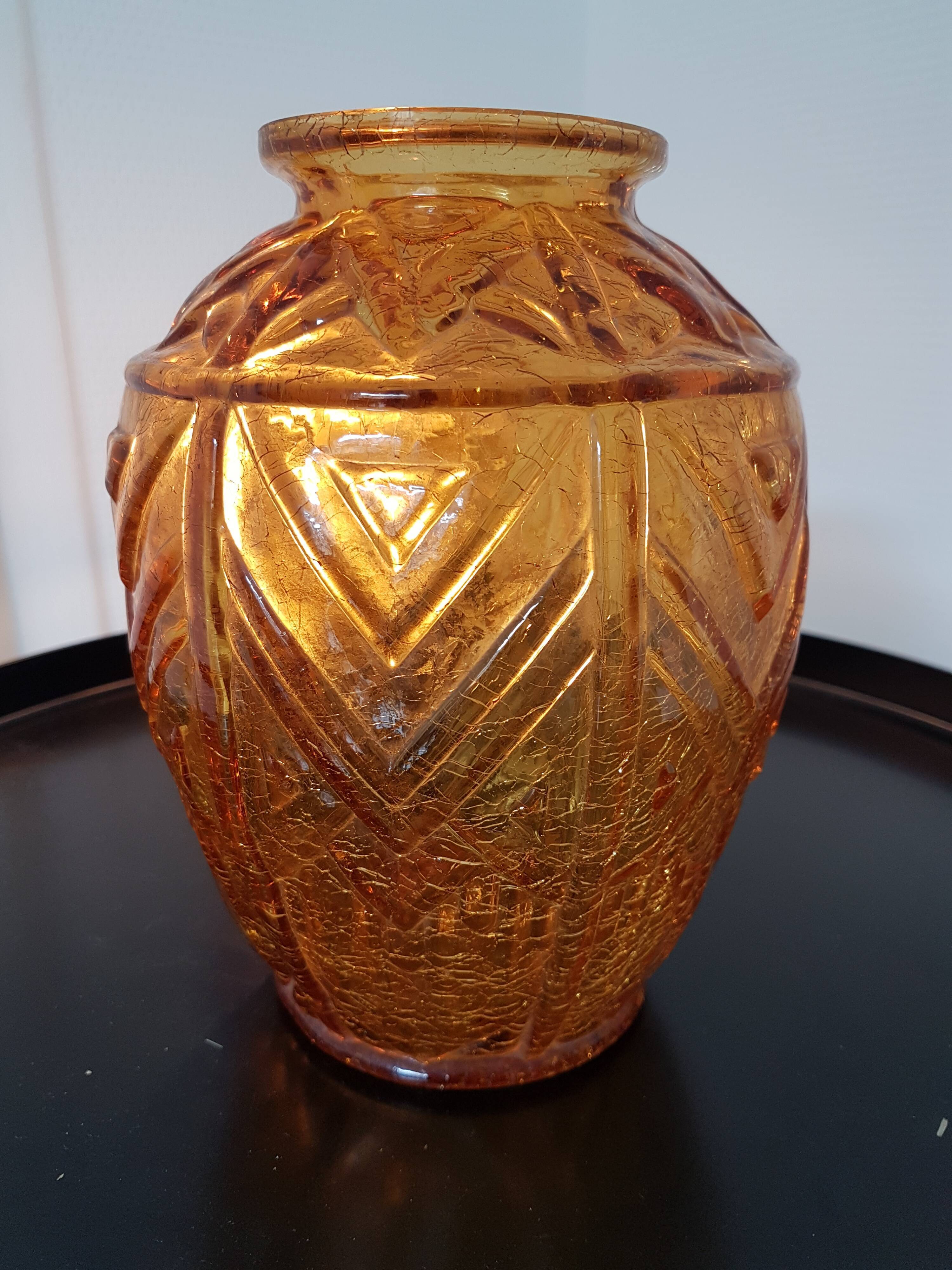 Caramel-colored cracked glass vase