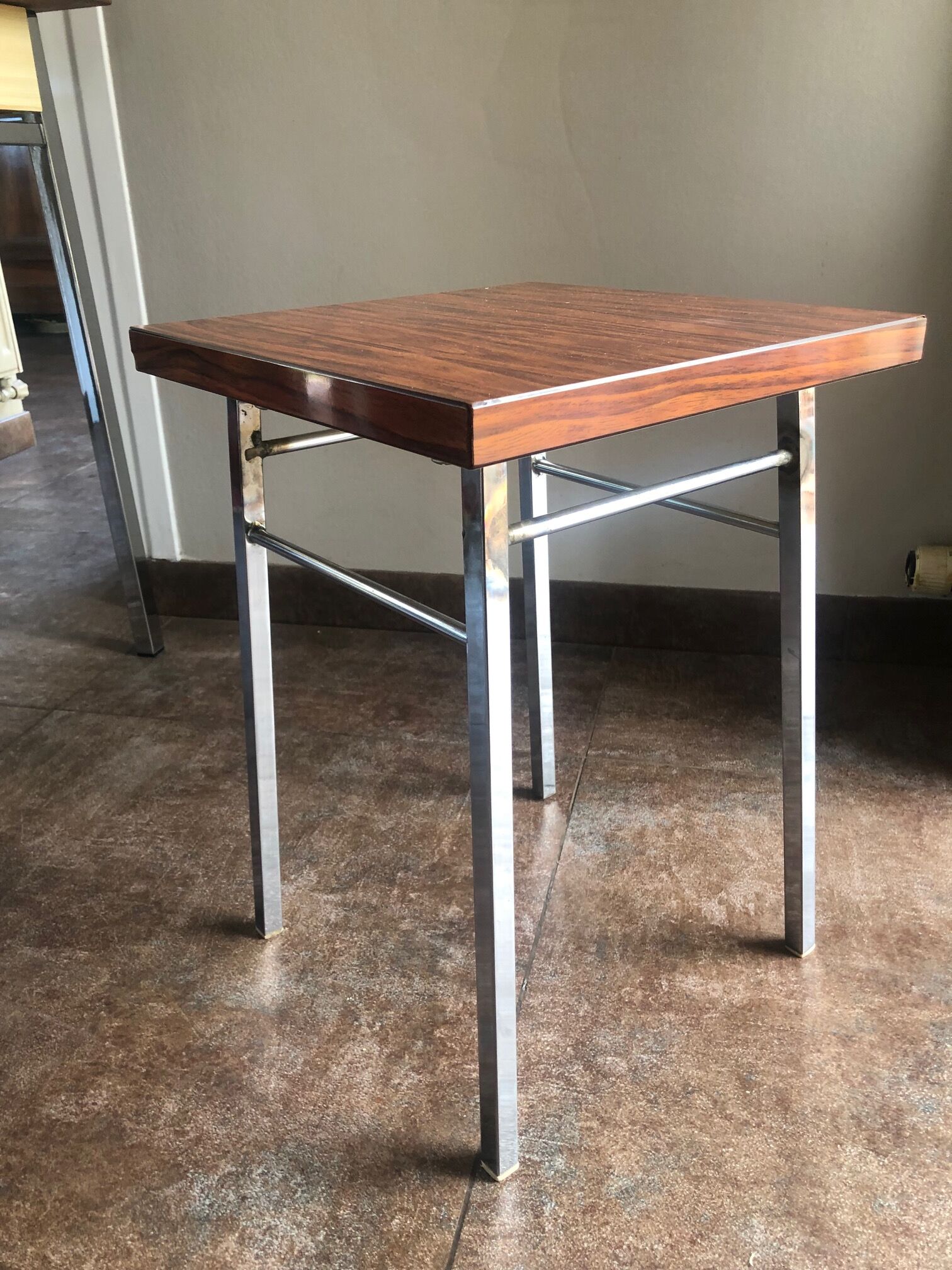 Table en formica avec sa chaise et son tabouret imitation palissandre